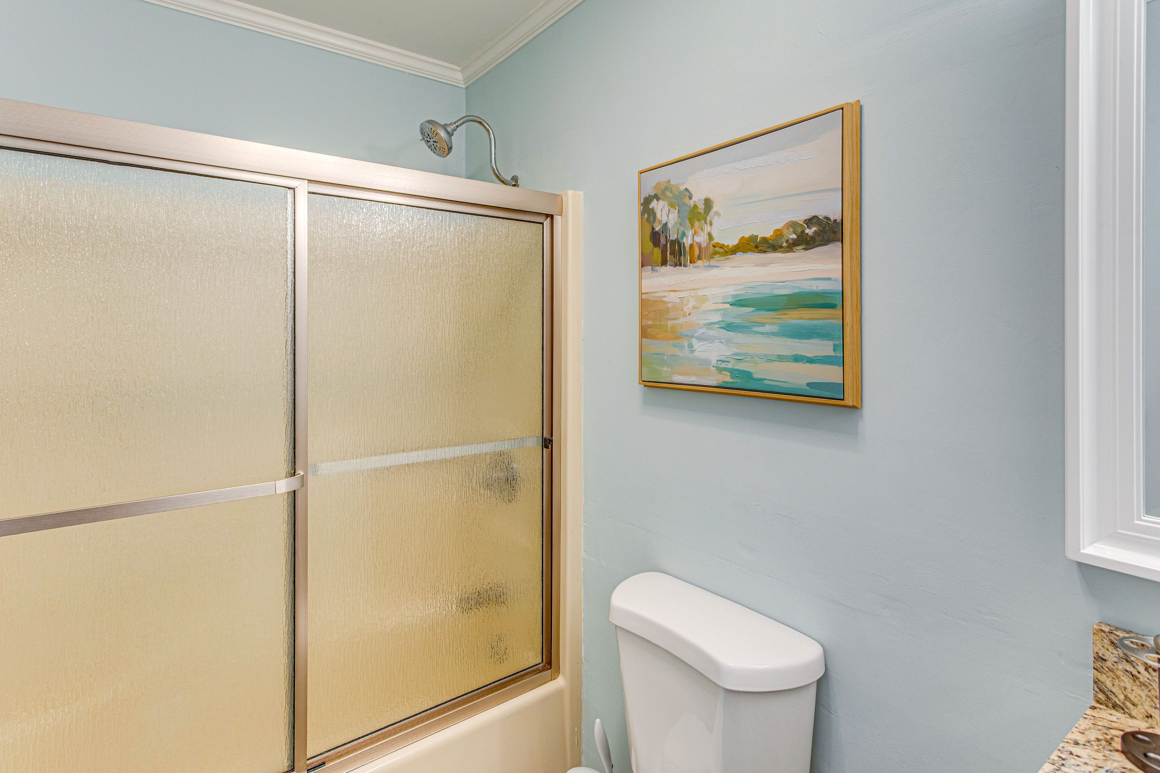 Full Bathroom | Towels Provided