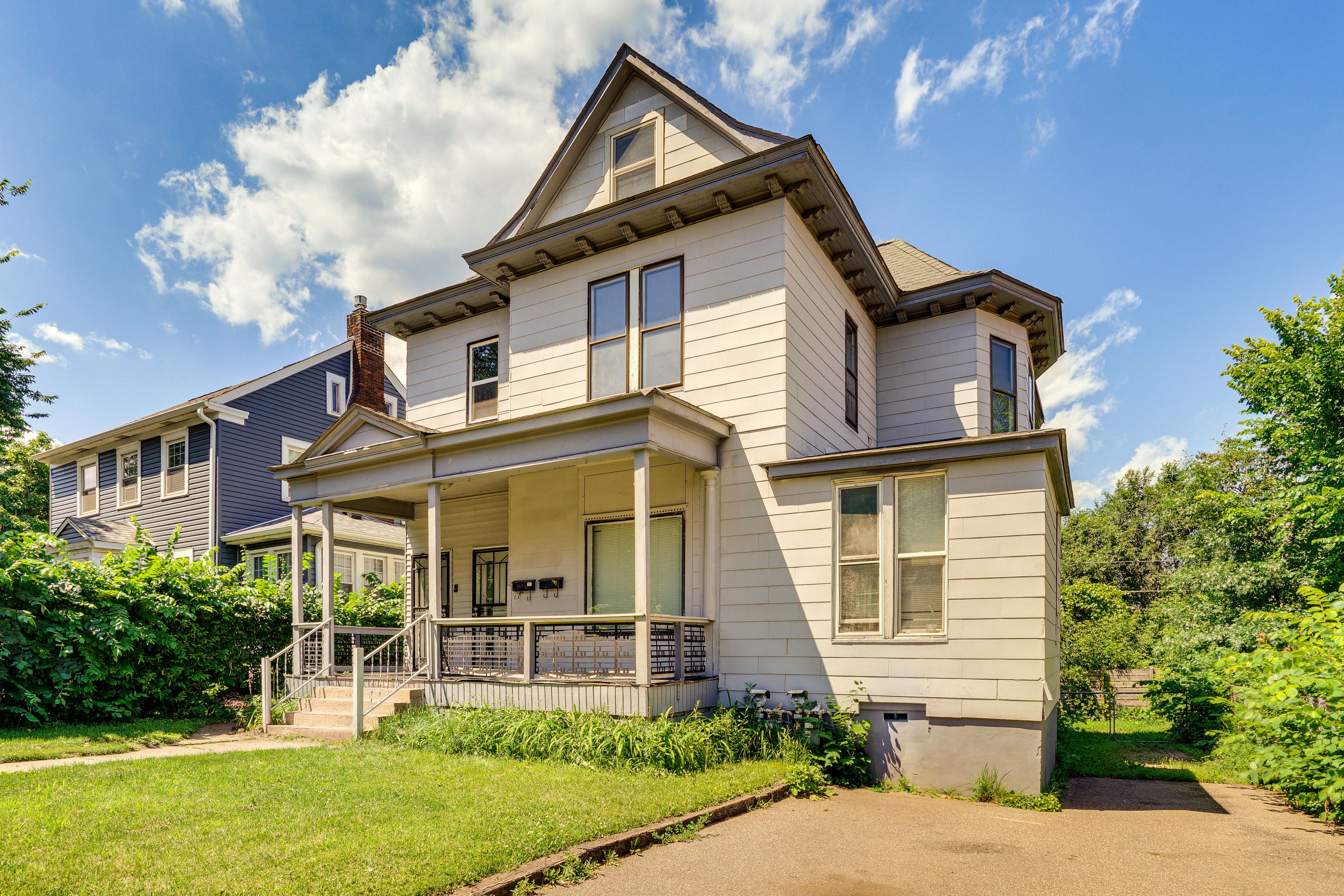 Duplex Up Exterior | Single-Level Unit | 1st-Floor Apartment