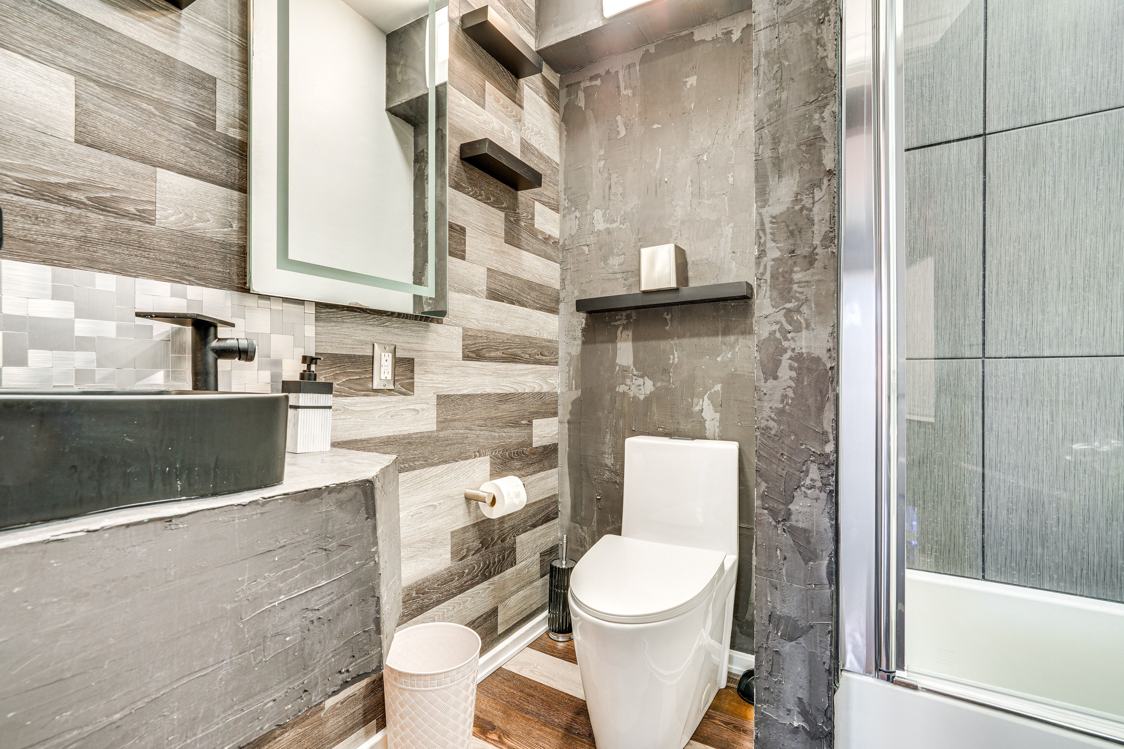 Full Bathroom | Towels Provided