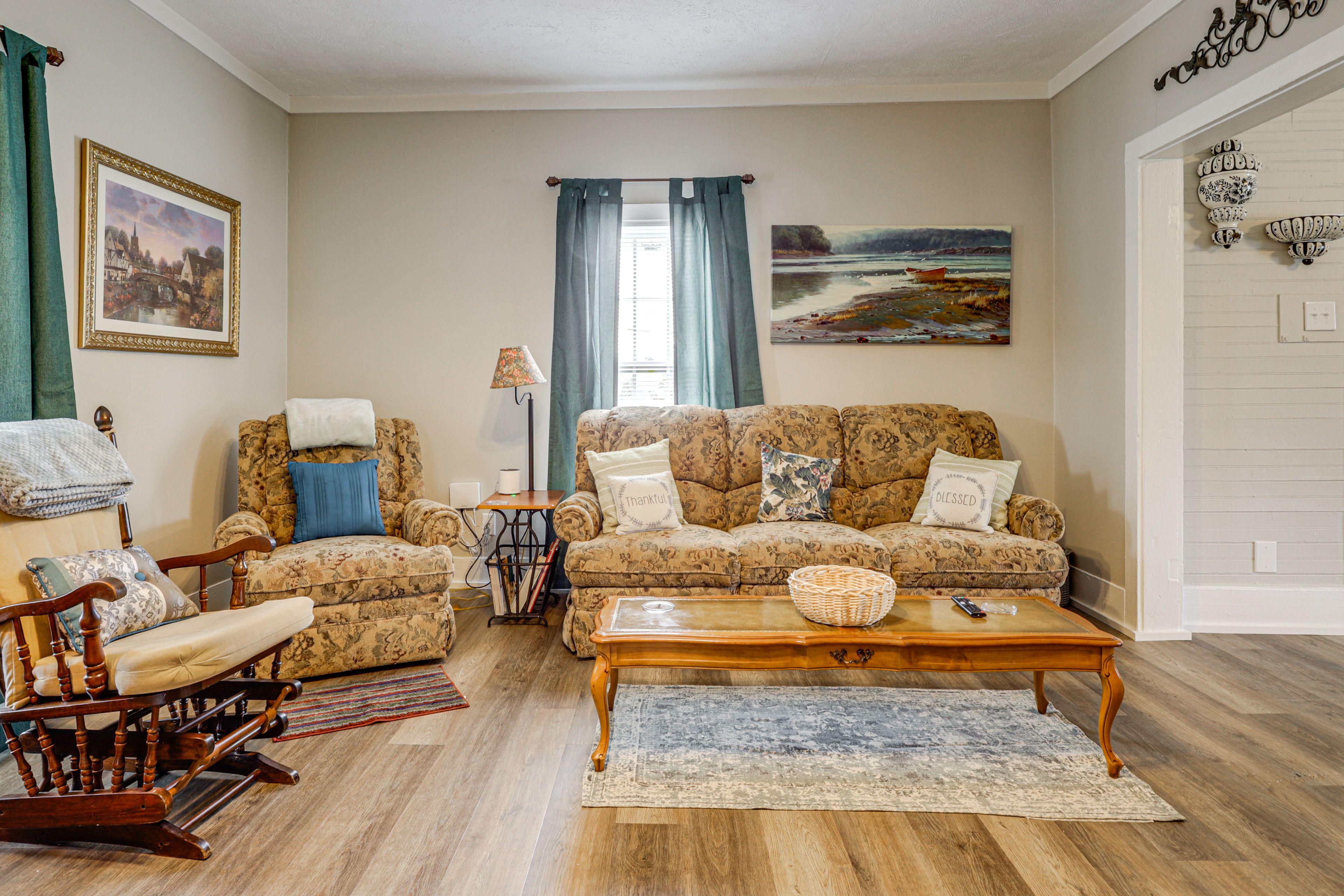 Living Room | Smart TV | Free WiFi