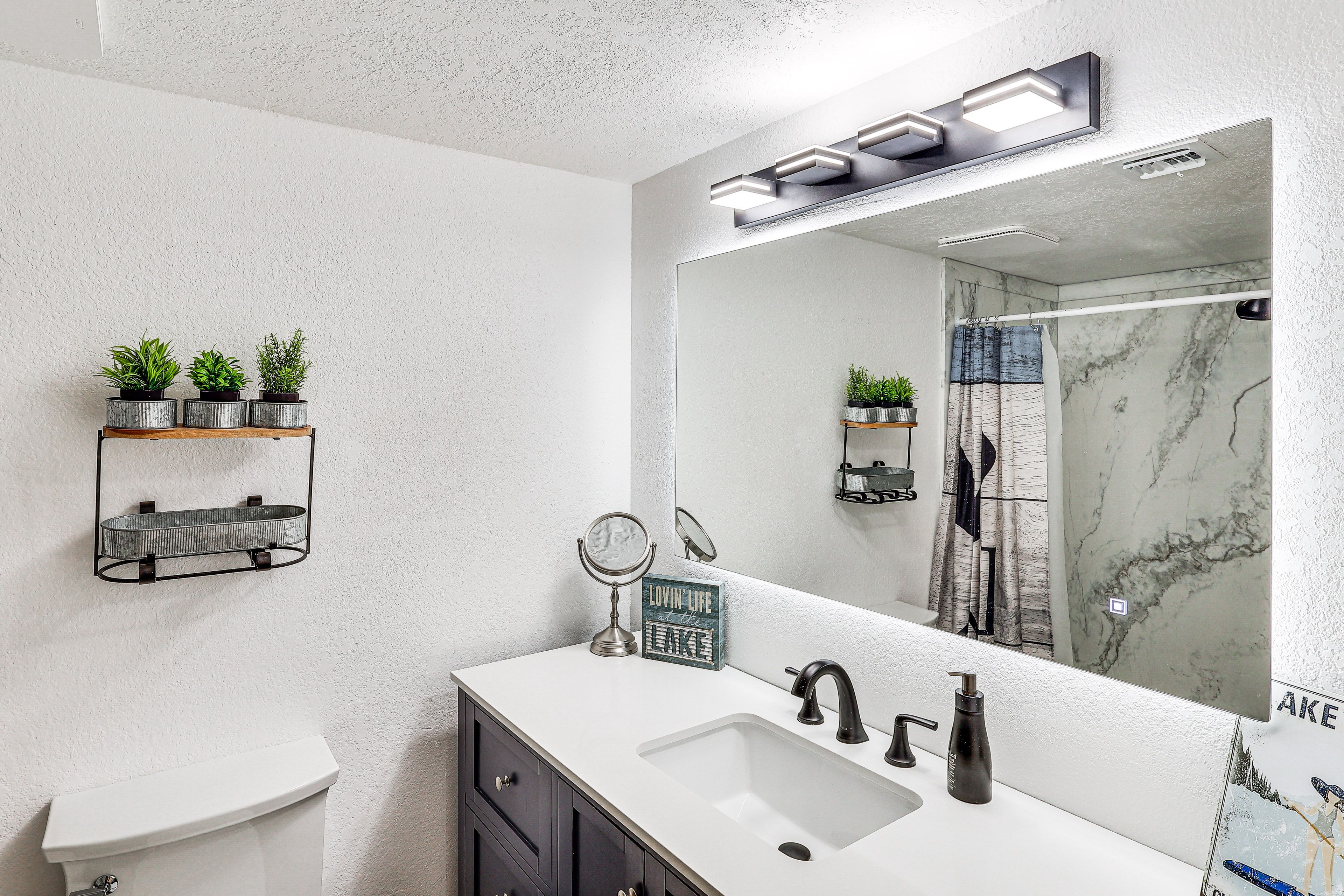 Full Bathroom | Towels Provided