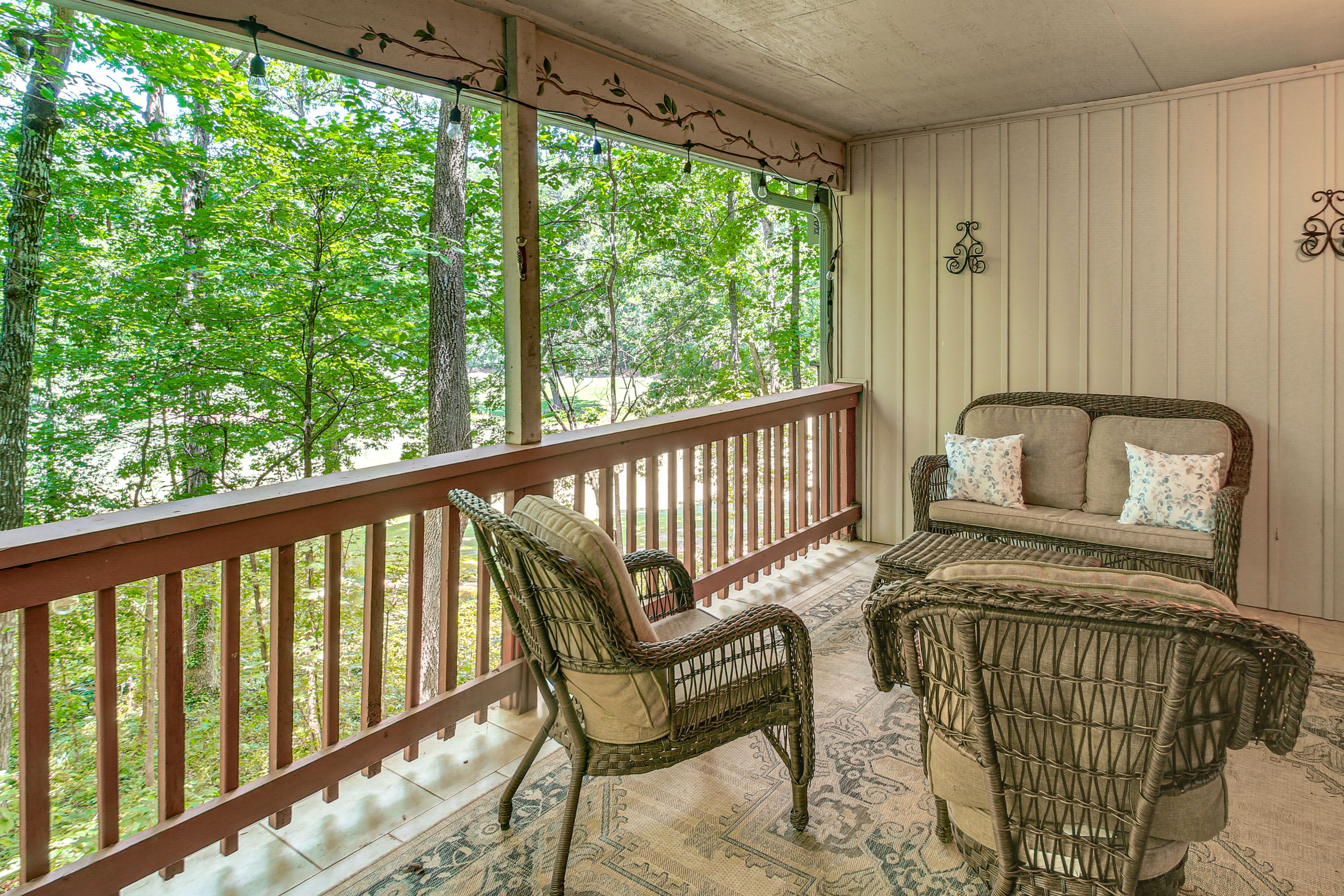 Hot Springs Vacation Rental | 2BR | 1.5BA | 1,050 Sq Ft | Stairs Reqiured