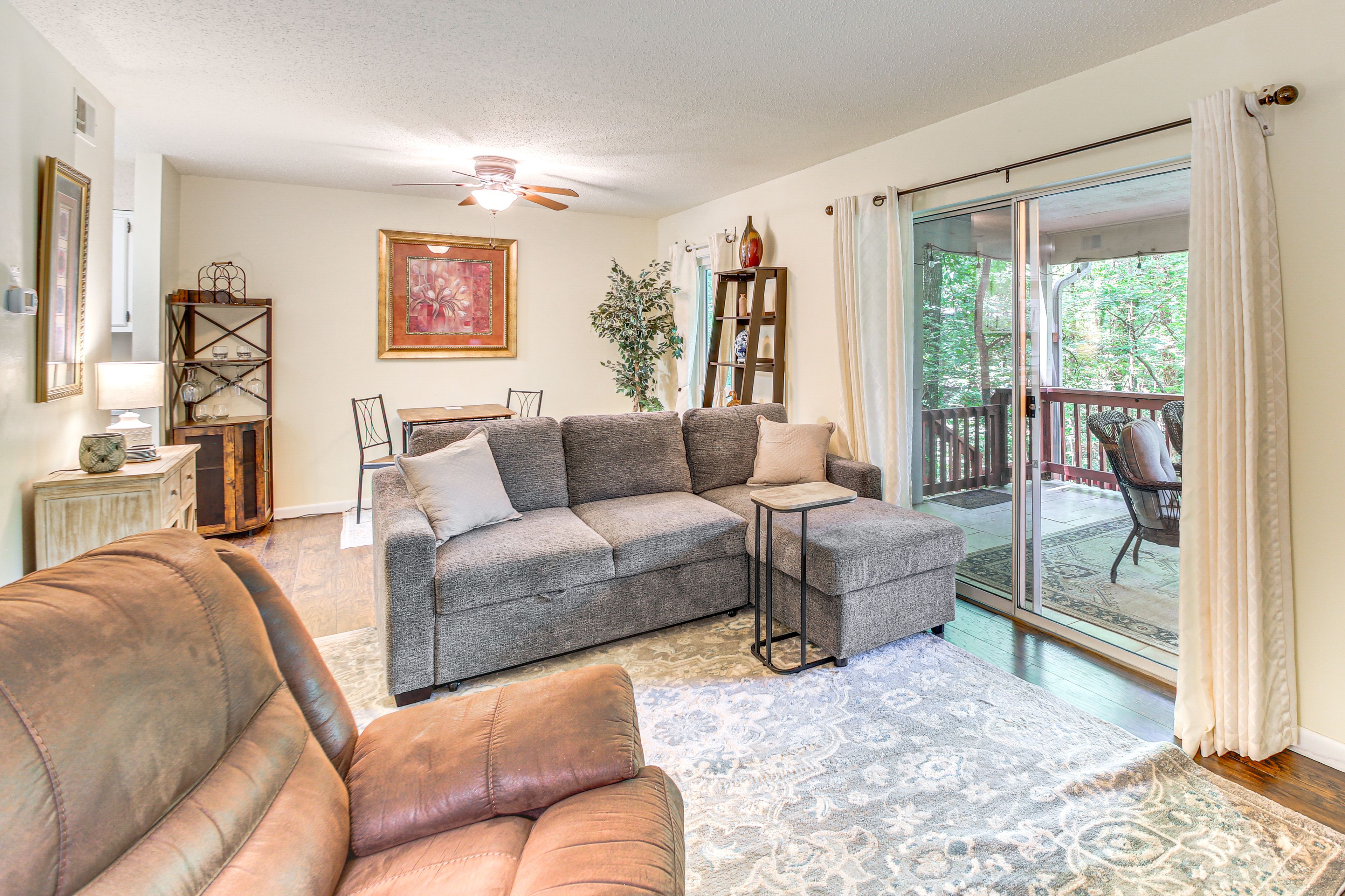 Living Room | Full Sleeper Sofa | 1st Floor | Free WiFi | Smart TV