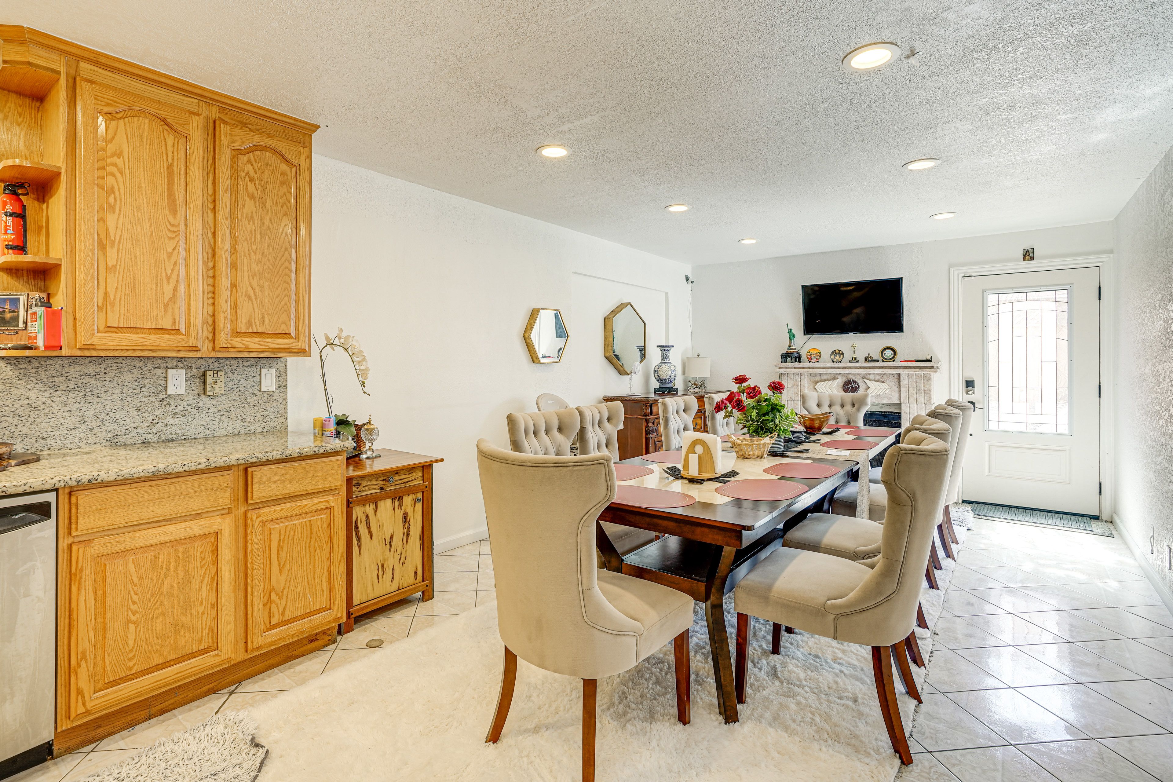 Dining Room | 1st Floor | Dishware/Flatware Provided