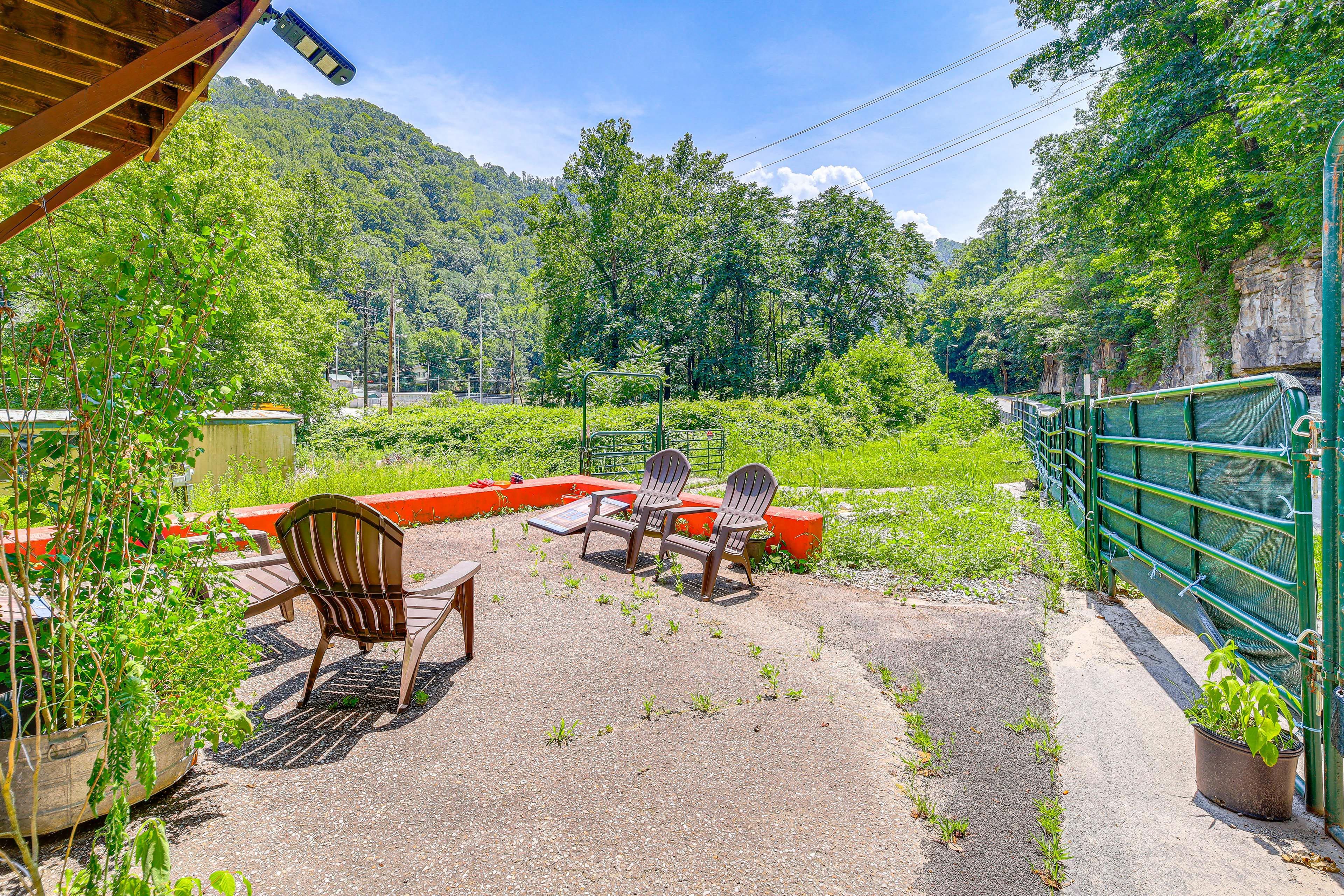 Matewan Vacation Rental | 1BR | 1BA | 700 Sq Ft | 3 Steps to Enter