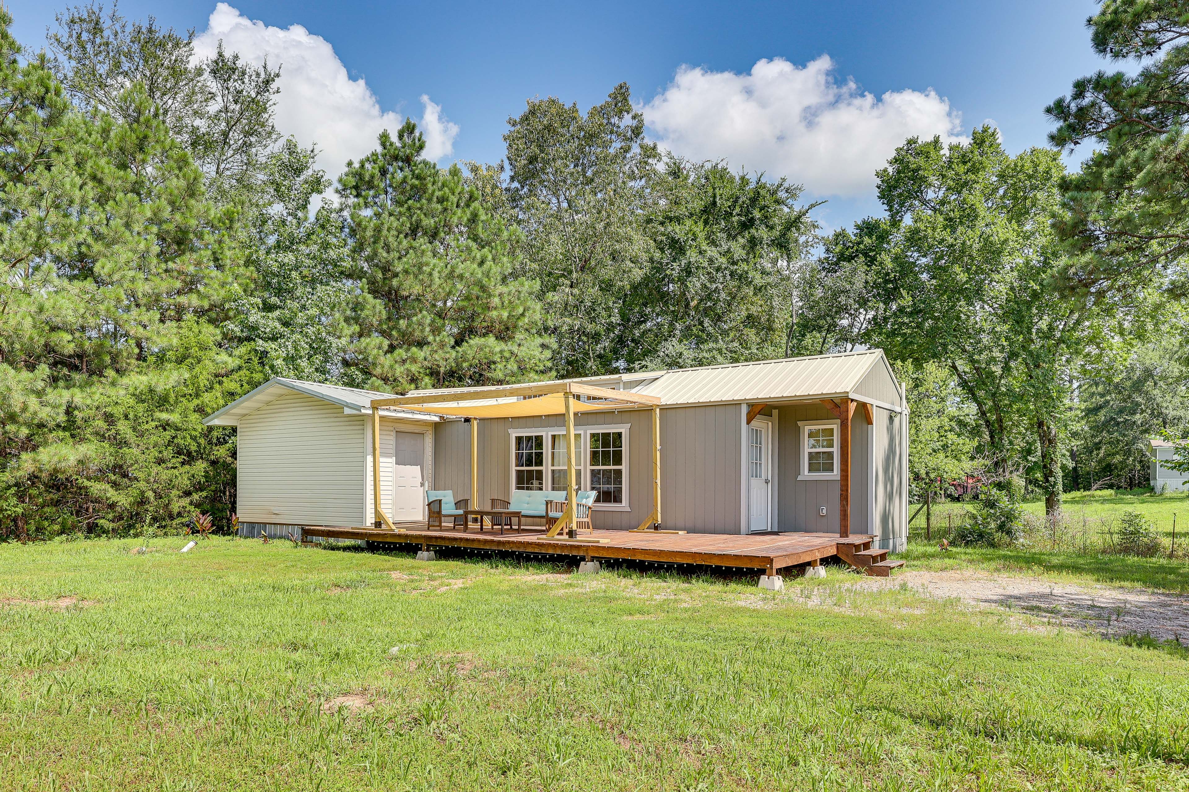 Single-Story Cabin | Deck w/ Pergola | 10 Mi to Hot Springs National Park