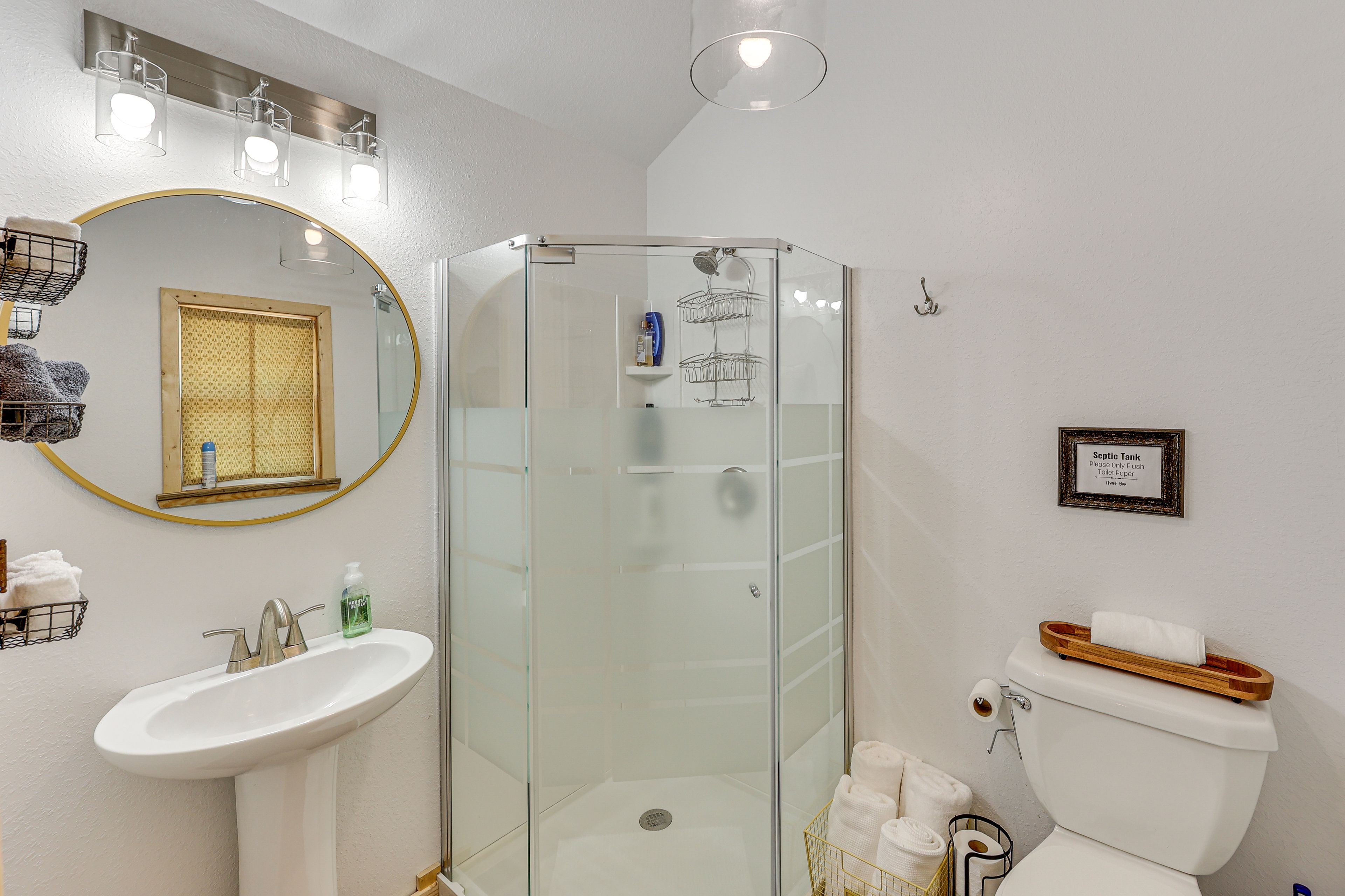 Full Bathroom | Towels Provided | Complimentary Toiletries