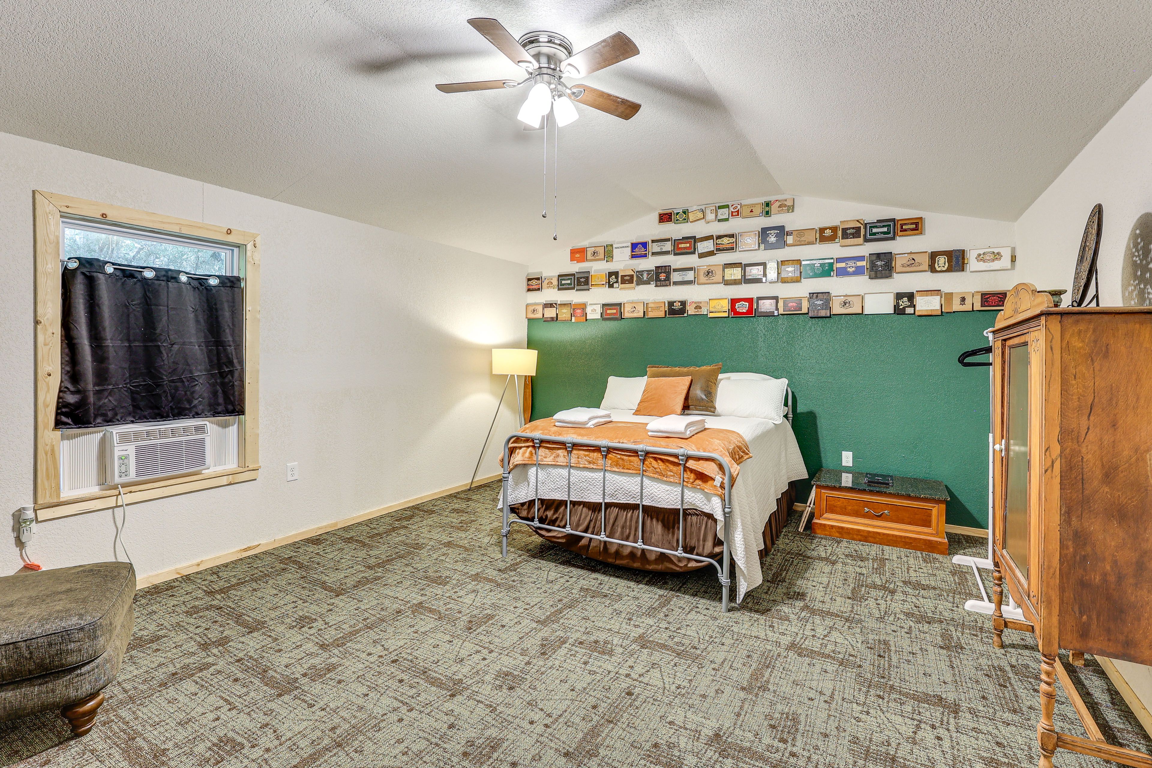 Bedroom | Queen Bed | Linens Provided