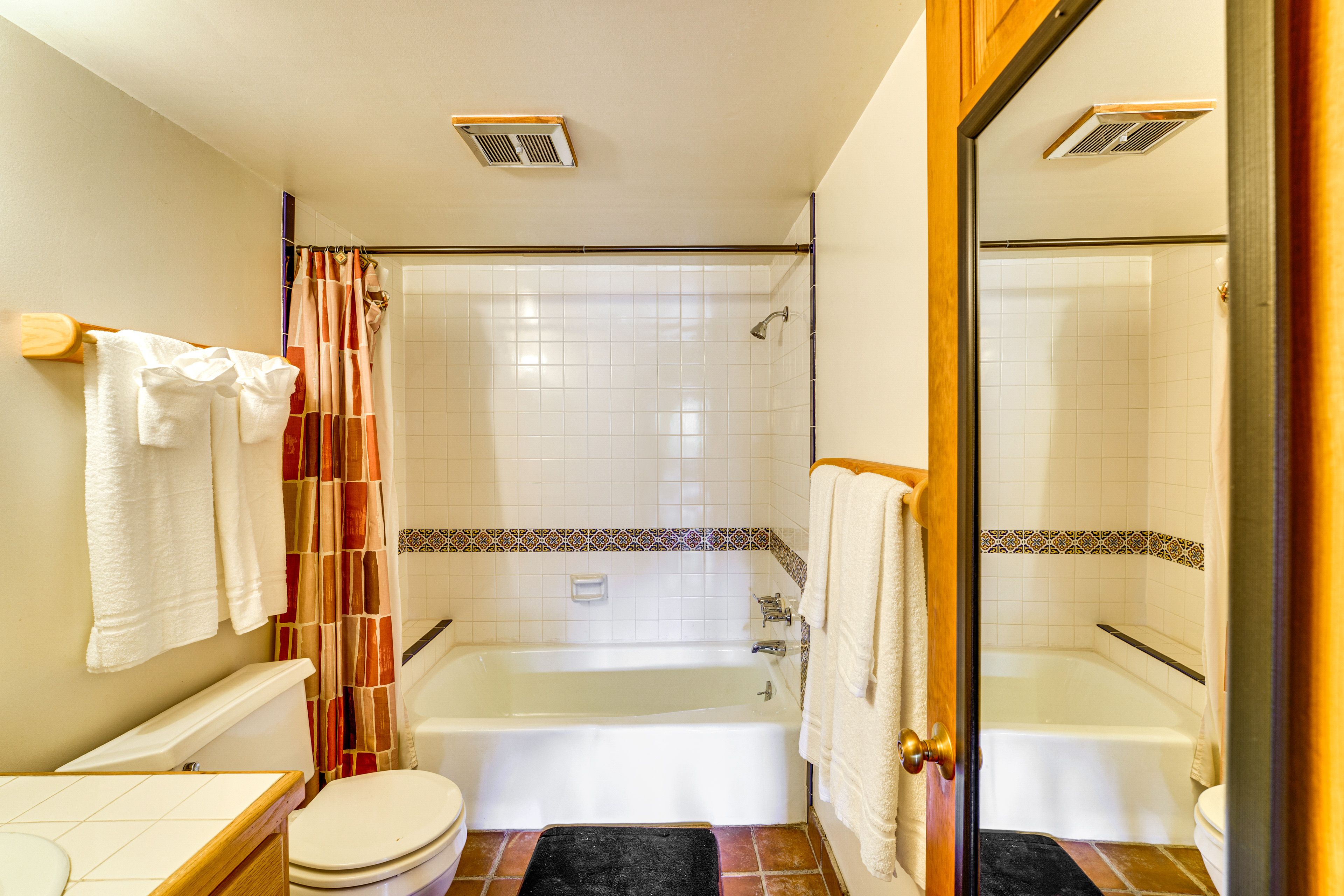 Full Bathroom | Towels Provided | Complimentary Toiletries