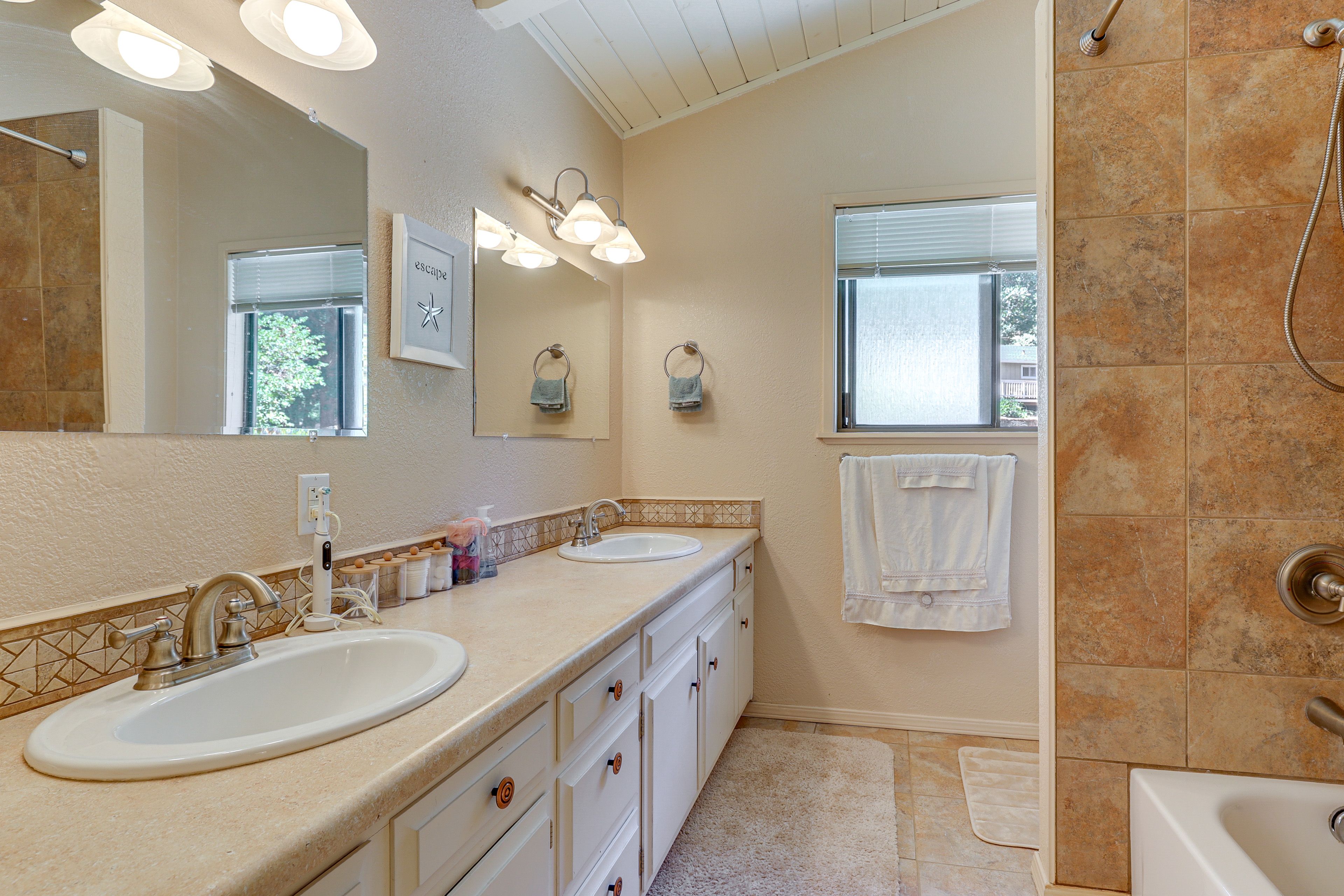 Full Bathroom | 2nd Floor