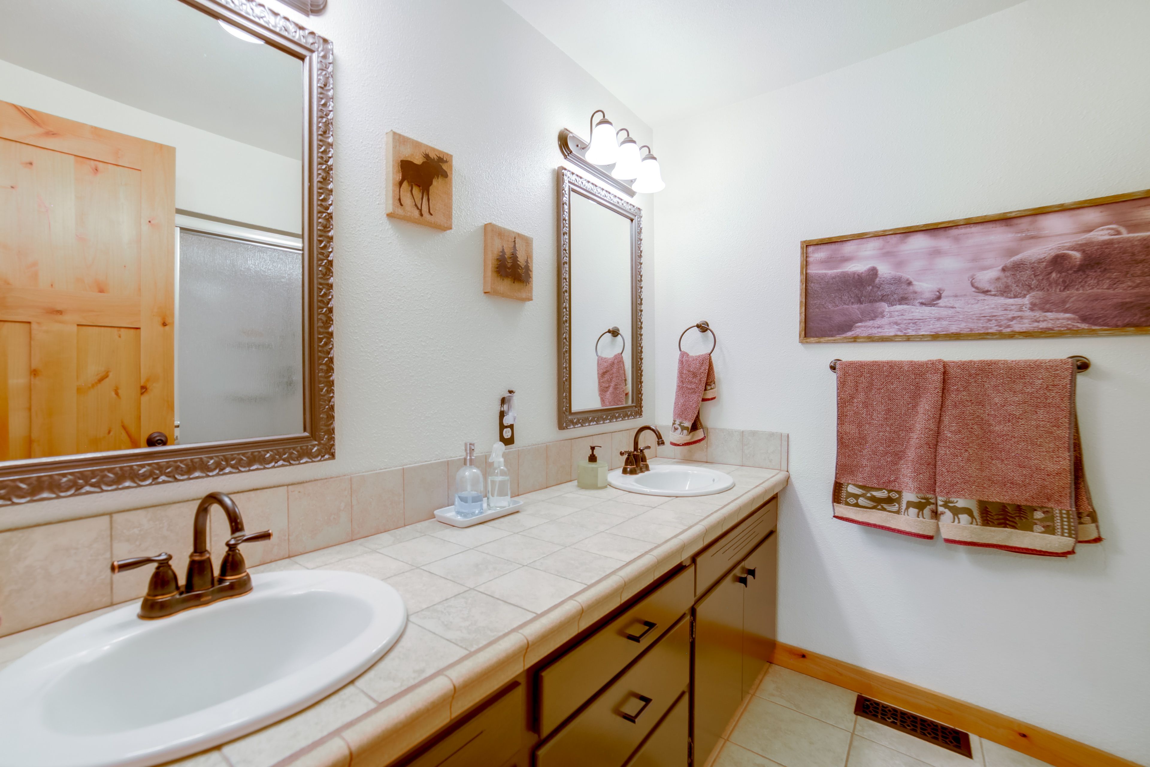 Full Bathroom | Main Level | Towels Provided