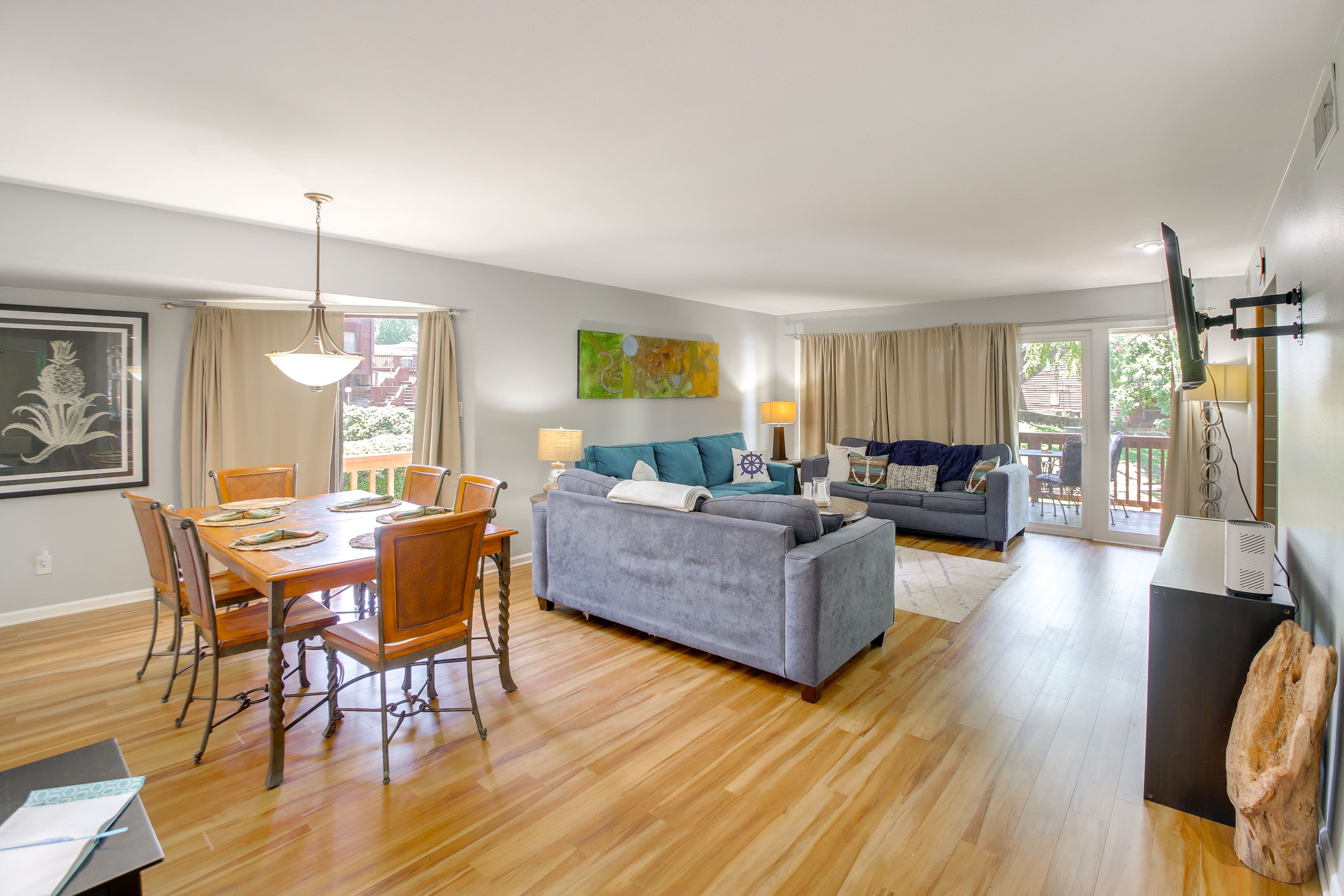 Dining Area | Dishware & Flatware Provided