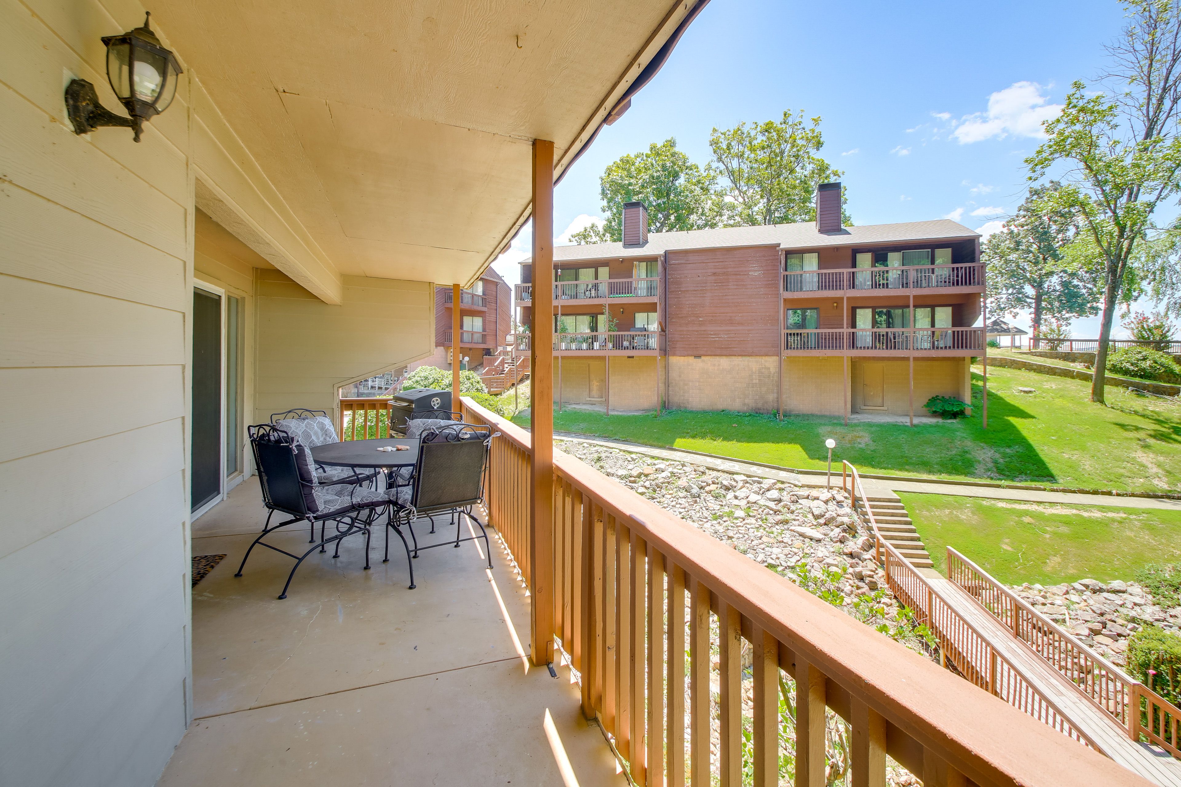 Balcony | Outdoor Dining