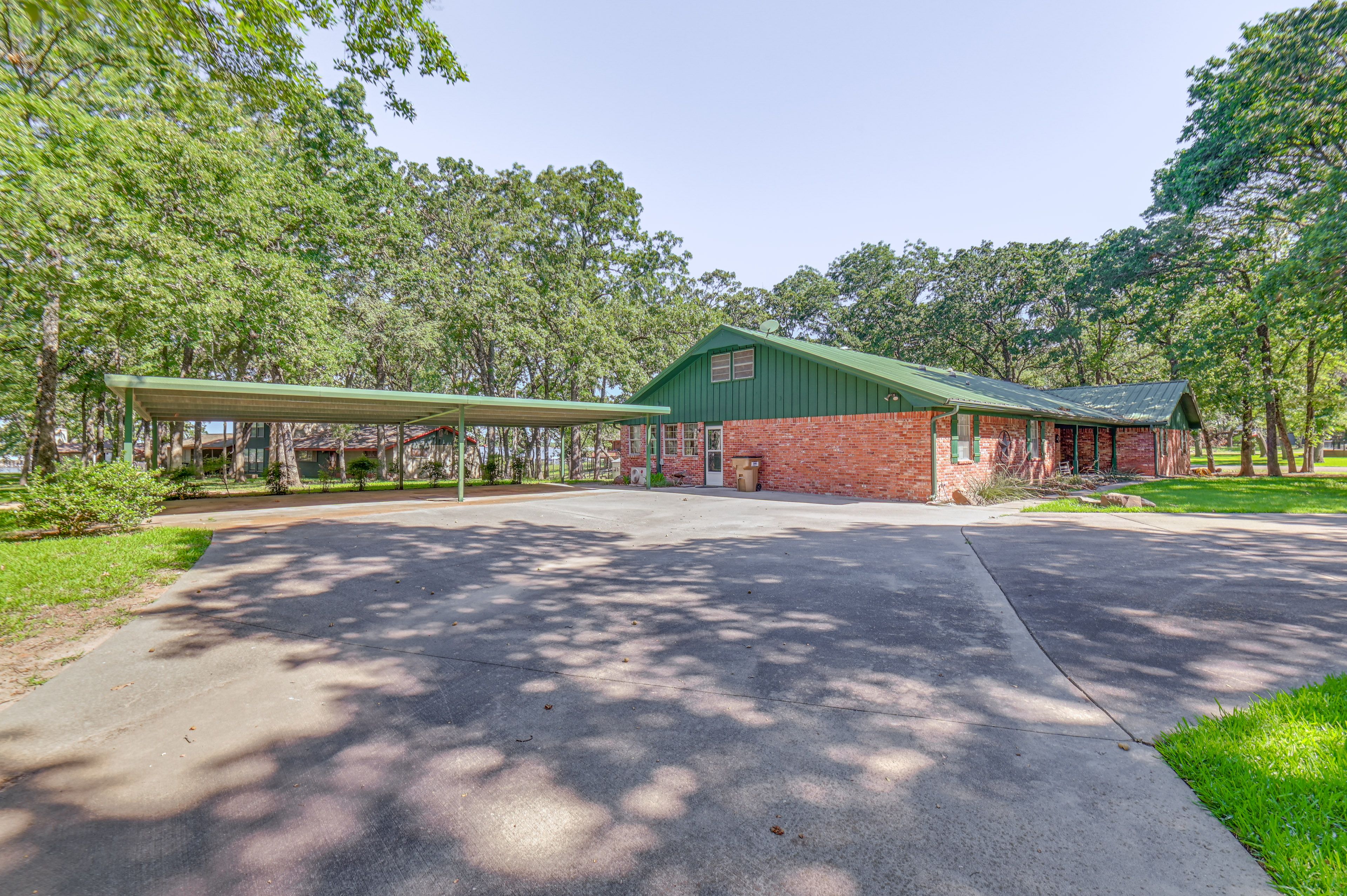 Parking | Carport (4 Vehicles) | Driveway (4 Vehicles)