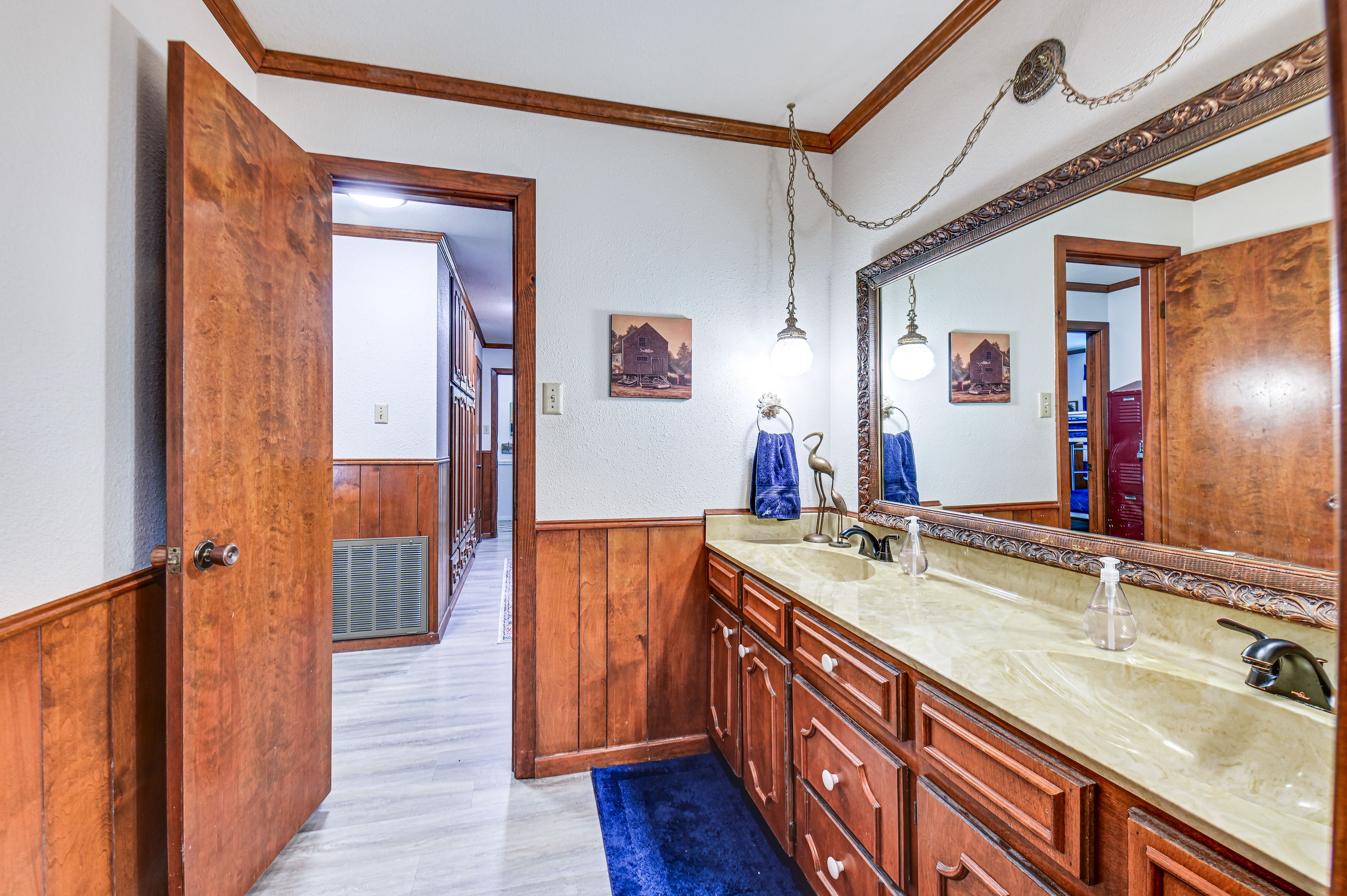 Full Bathroom | 1st Floor | Complimentary Toiletries | Hair Dryer