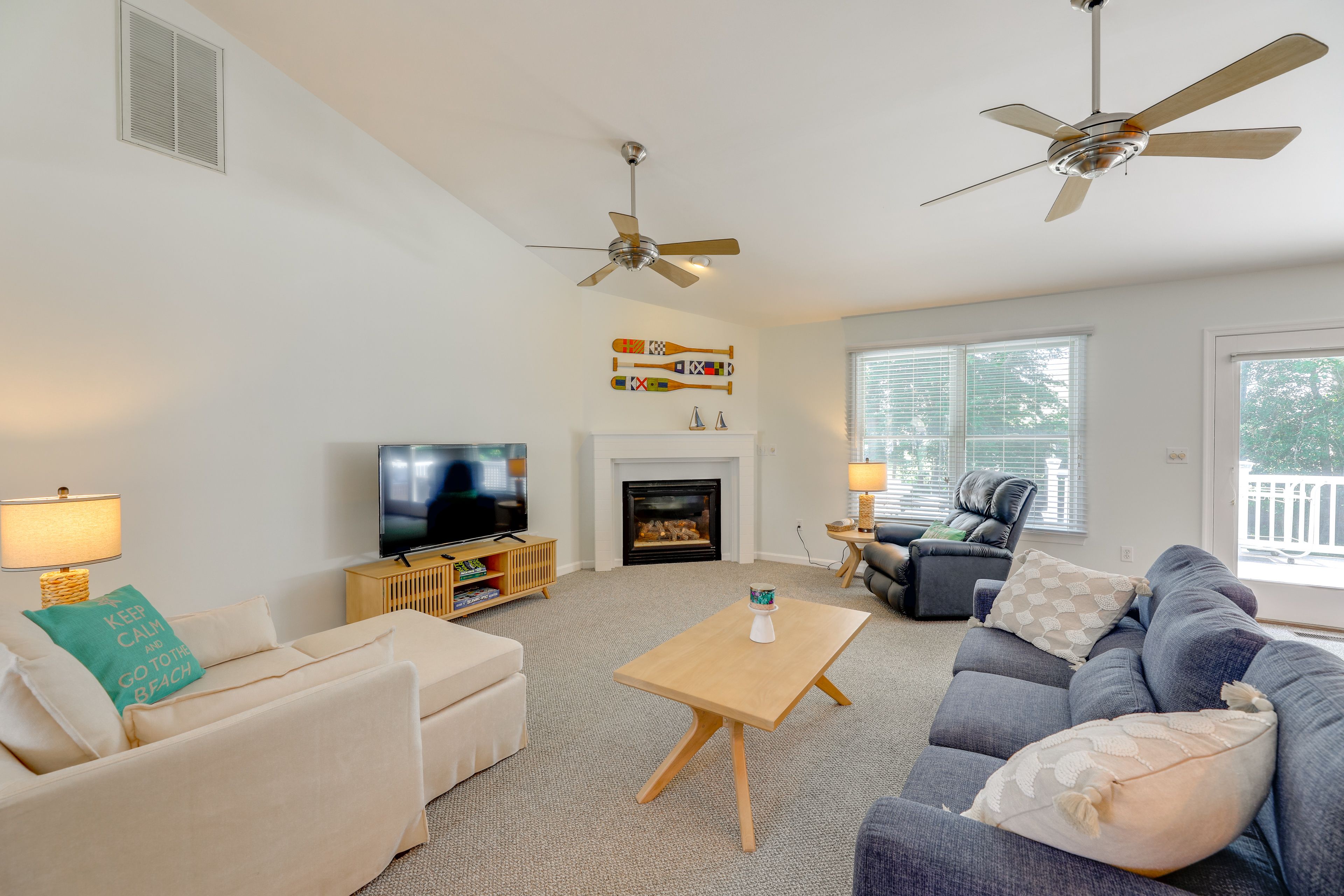 Living Room | Smart TV | Books/Board Games