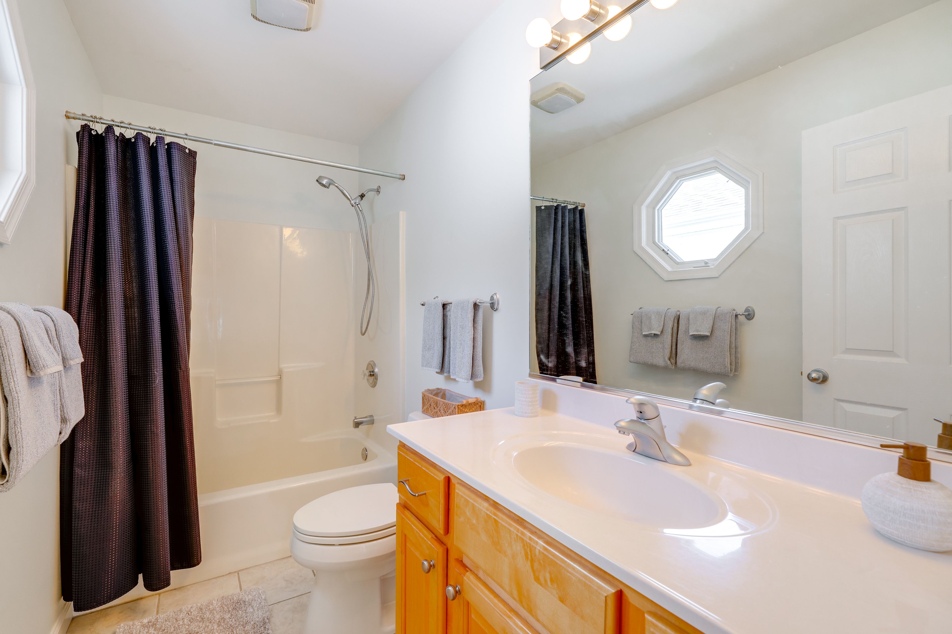 Full Bathroom | Complimentary Toiletries