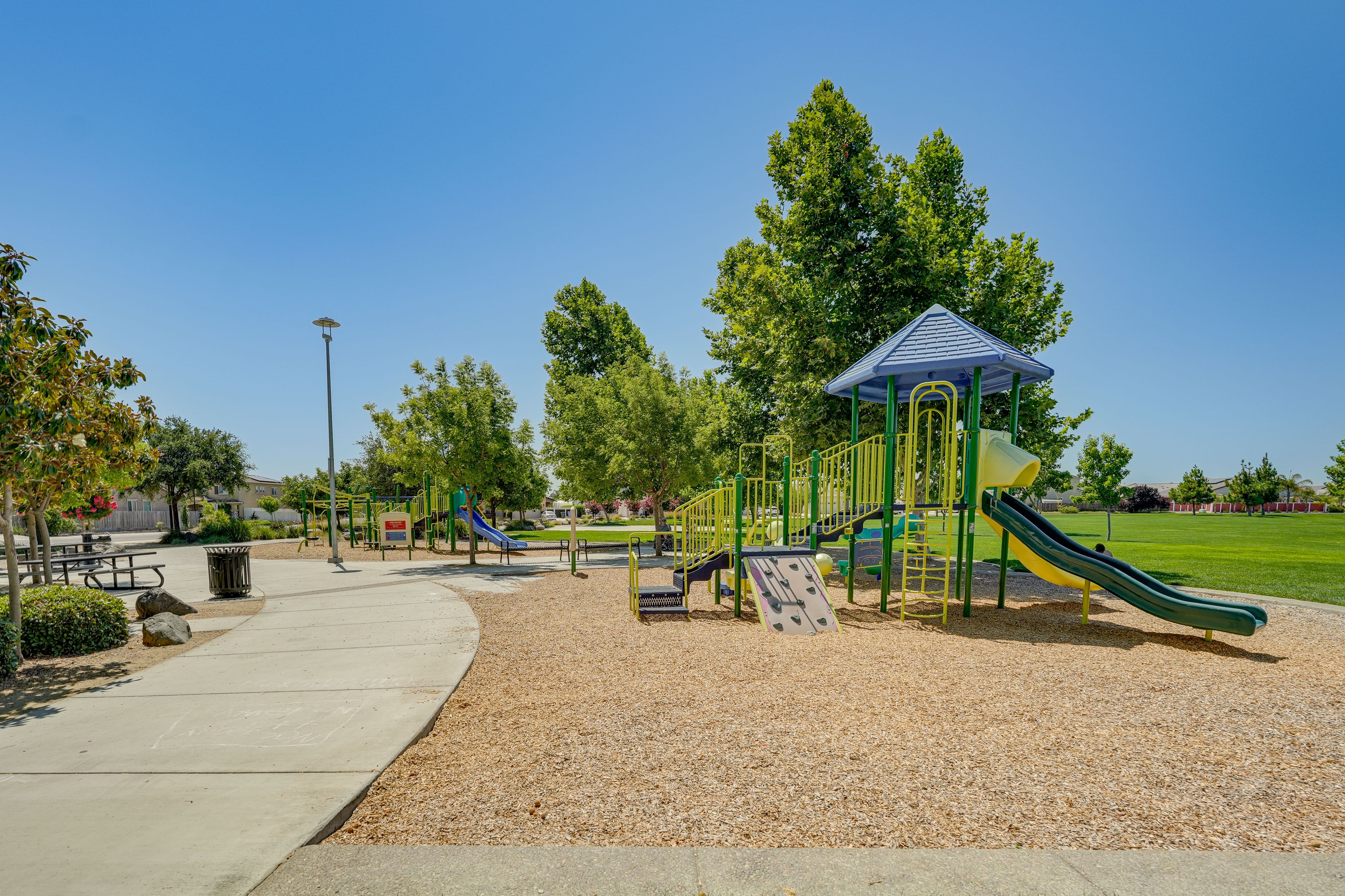 Neighborhood Amenities | Playground | Basketball Court