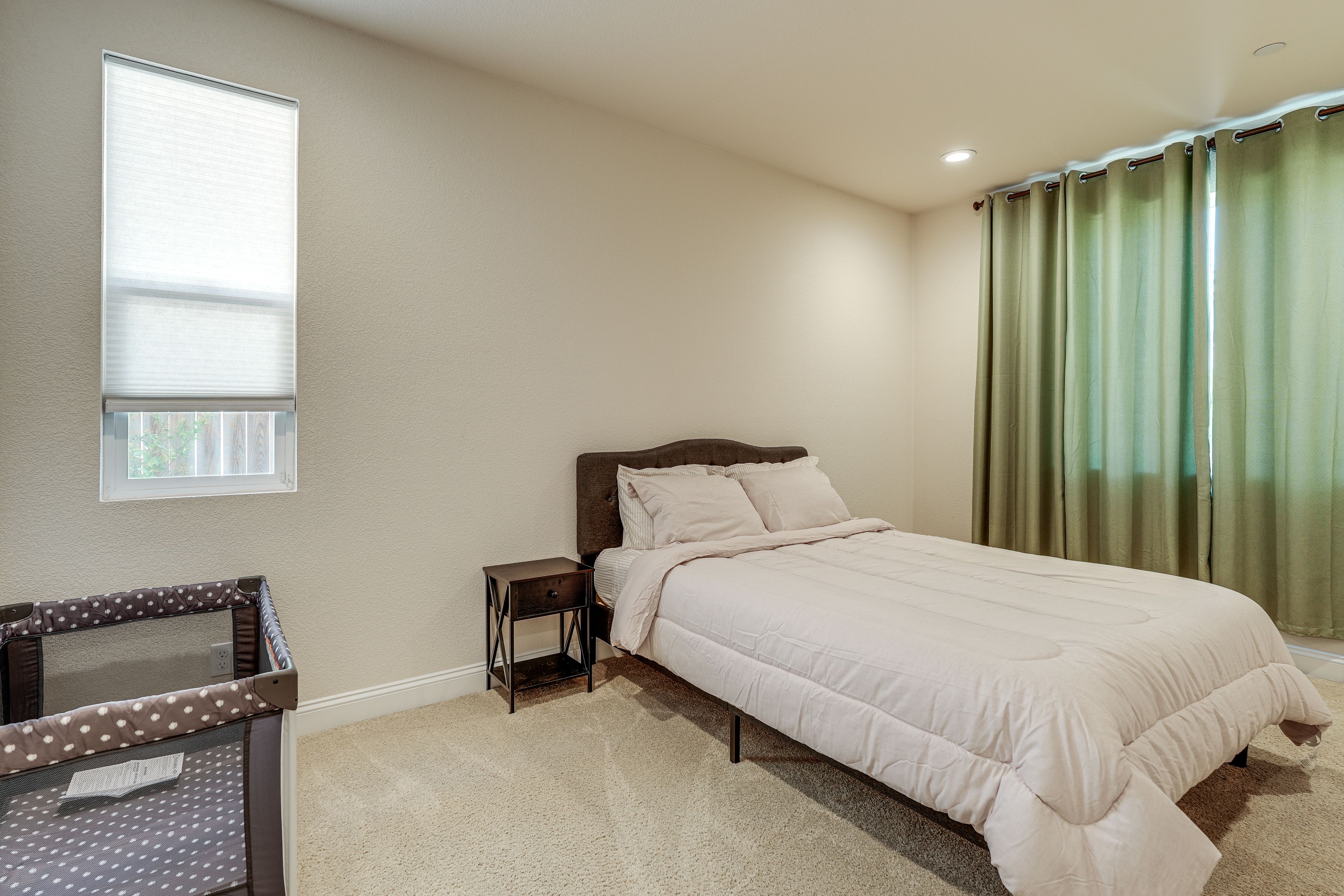 Bedroom 5 | Queen Bed | 1st Floor