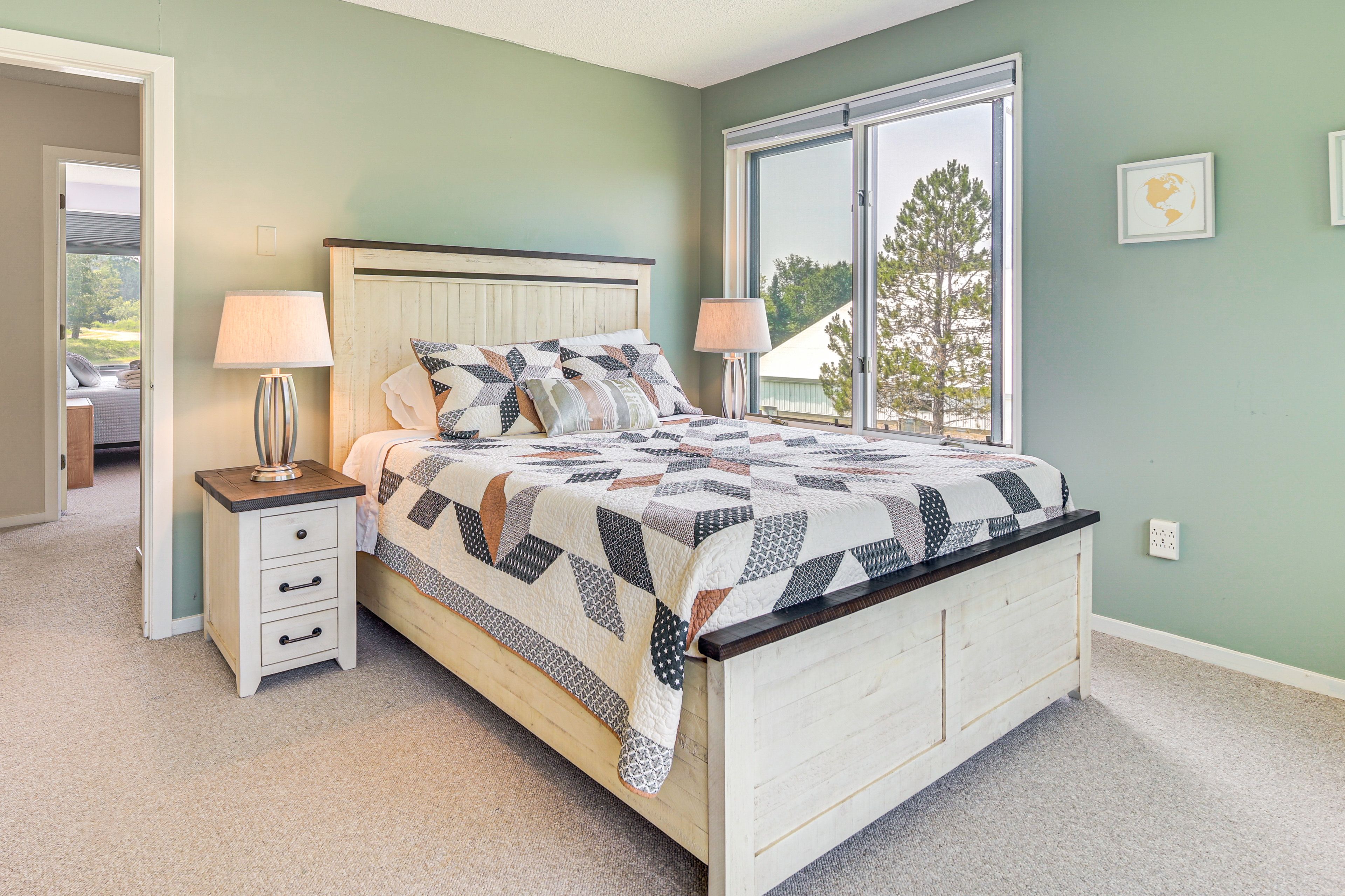 Bedroom 1 | Queen Bed