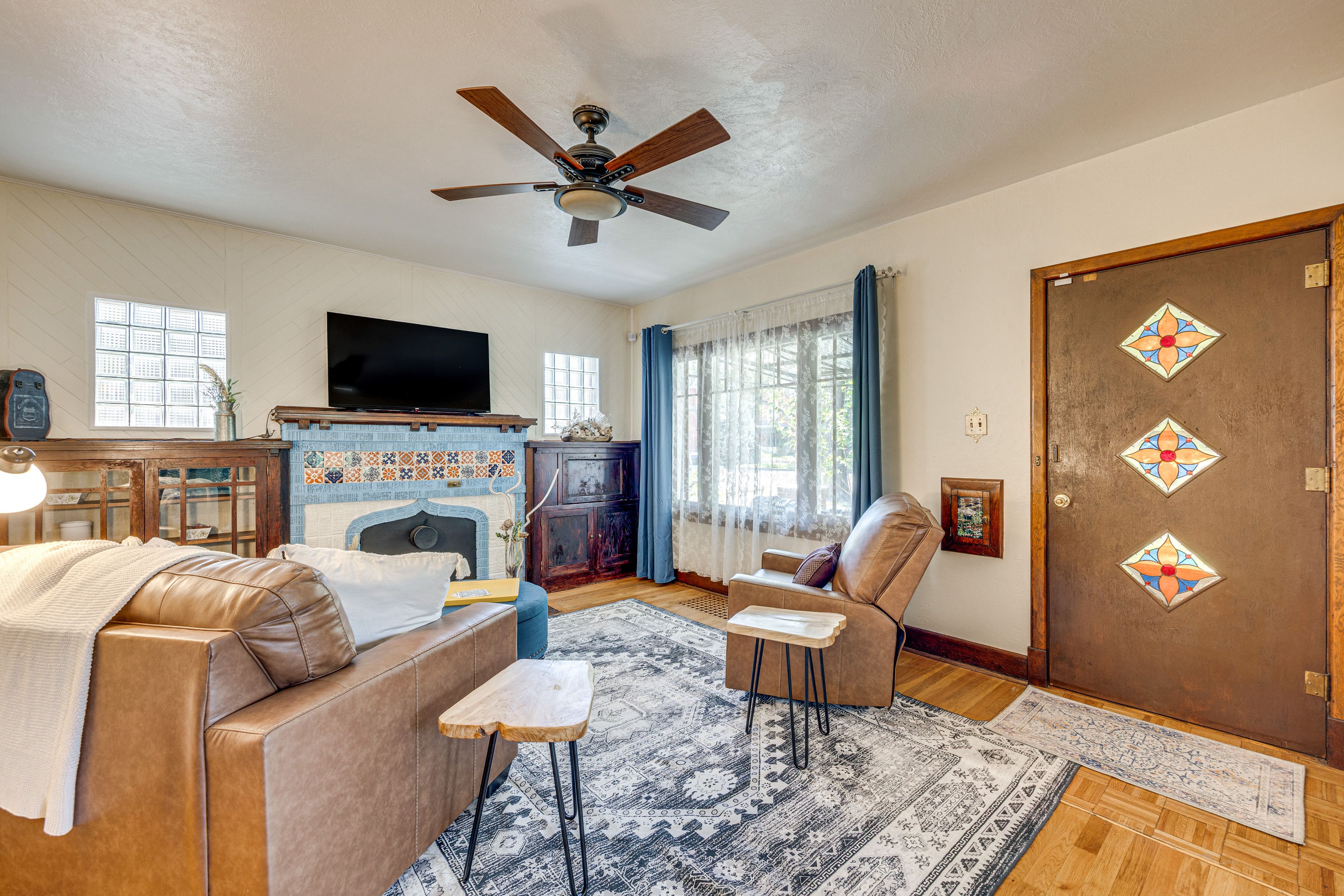 Living Room | 1st Floor | Smart TV | Free WiFi | Central A/C & Heating