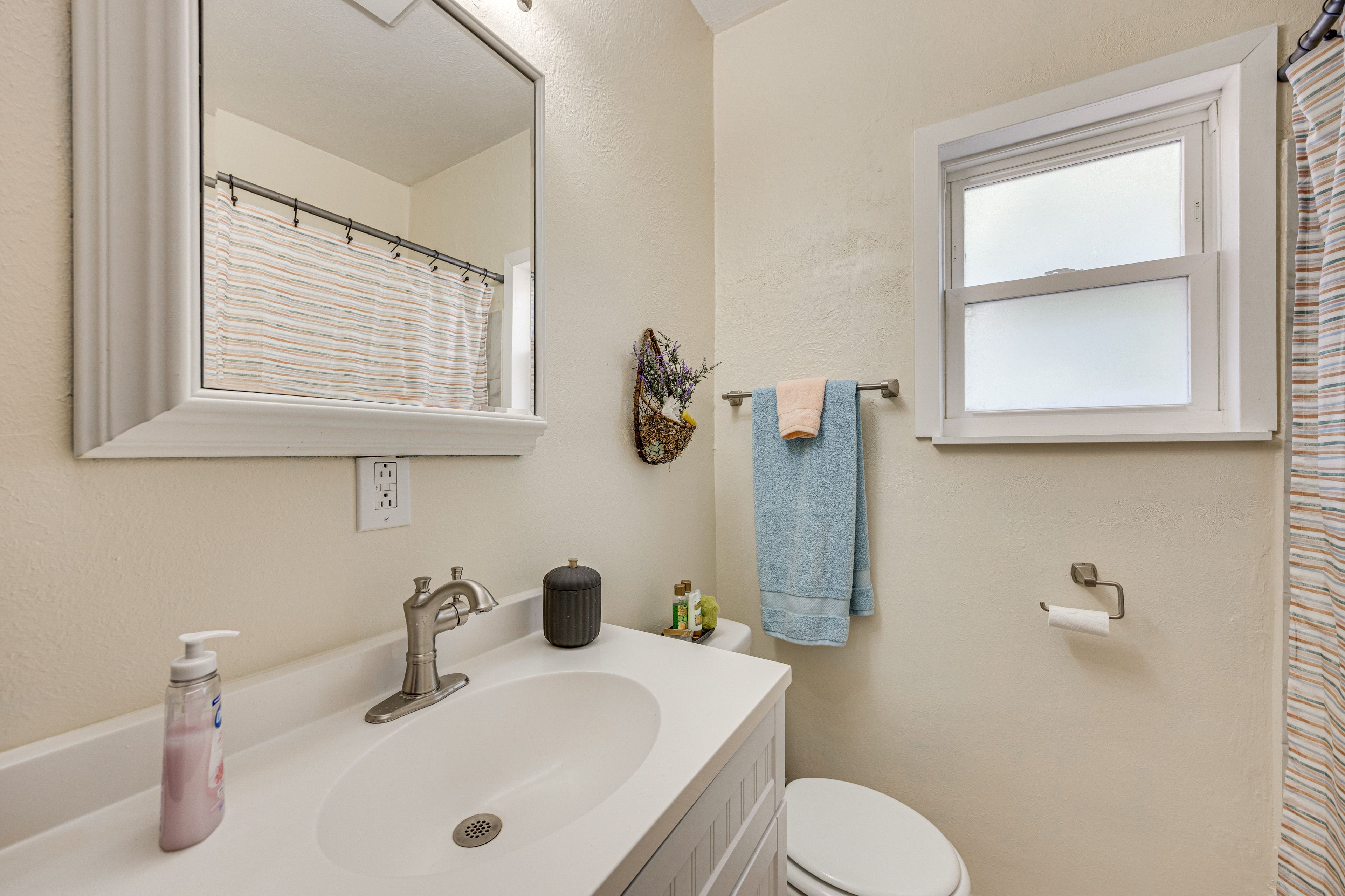 Full Bathroom | 1st Floor | Towels Provided | Complimentary Toiletries