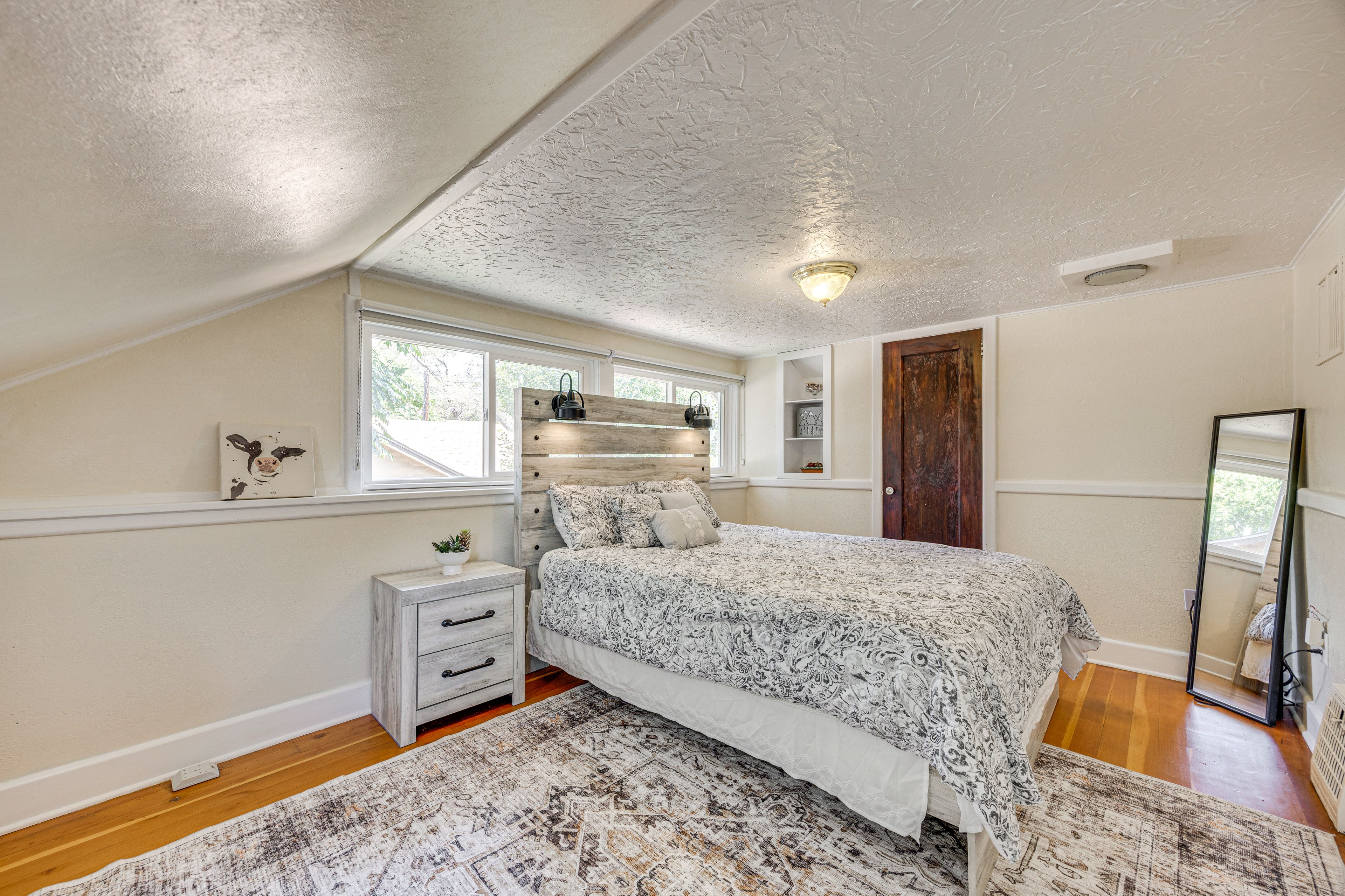 Bedroom 2 | 2nd Floor | Queen Bed