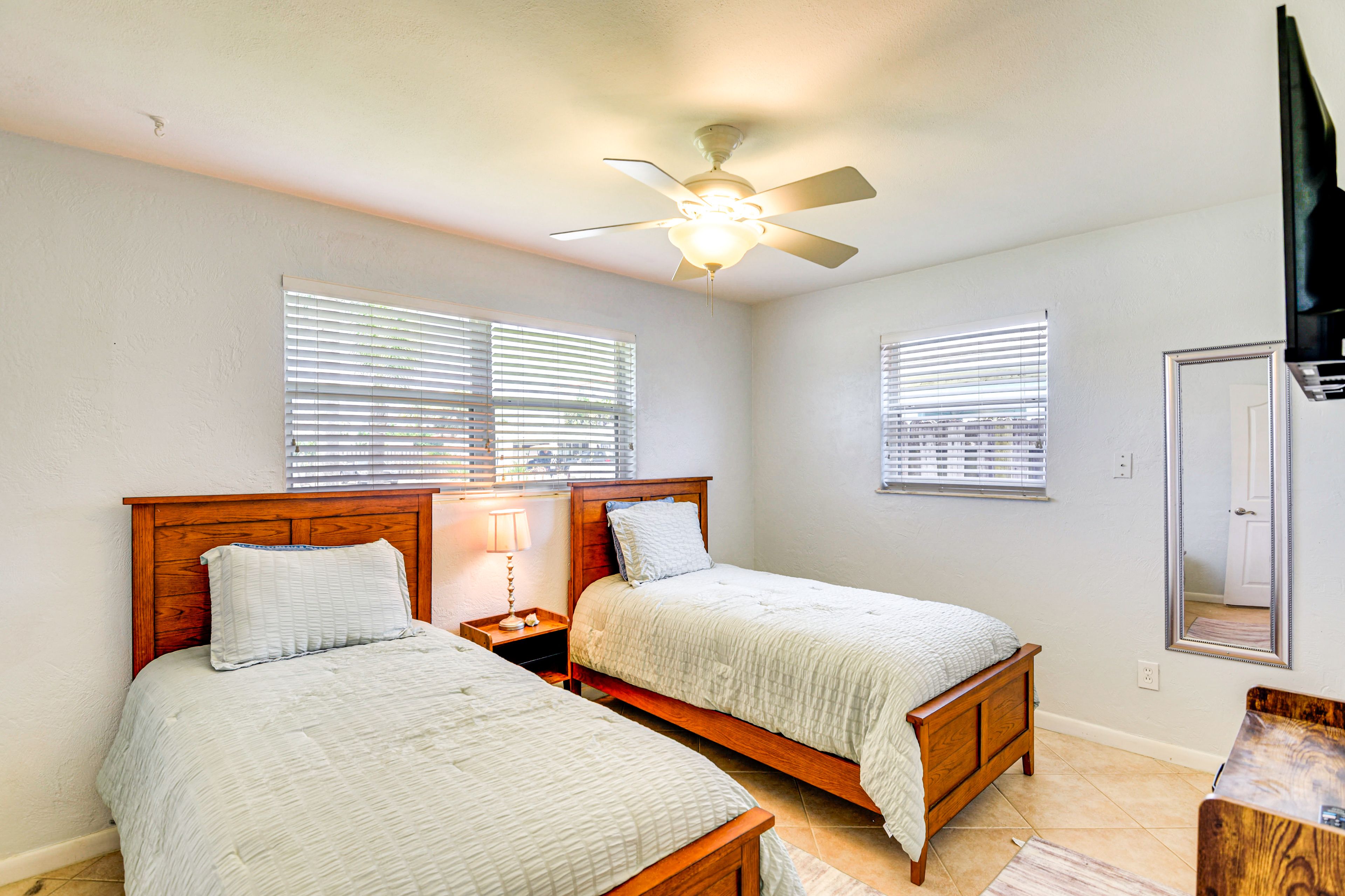Bedroom 2 | 2 Twin Beds | Smart TV