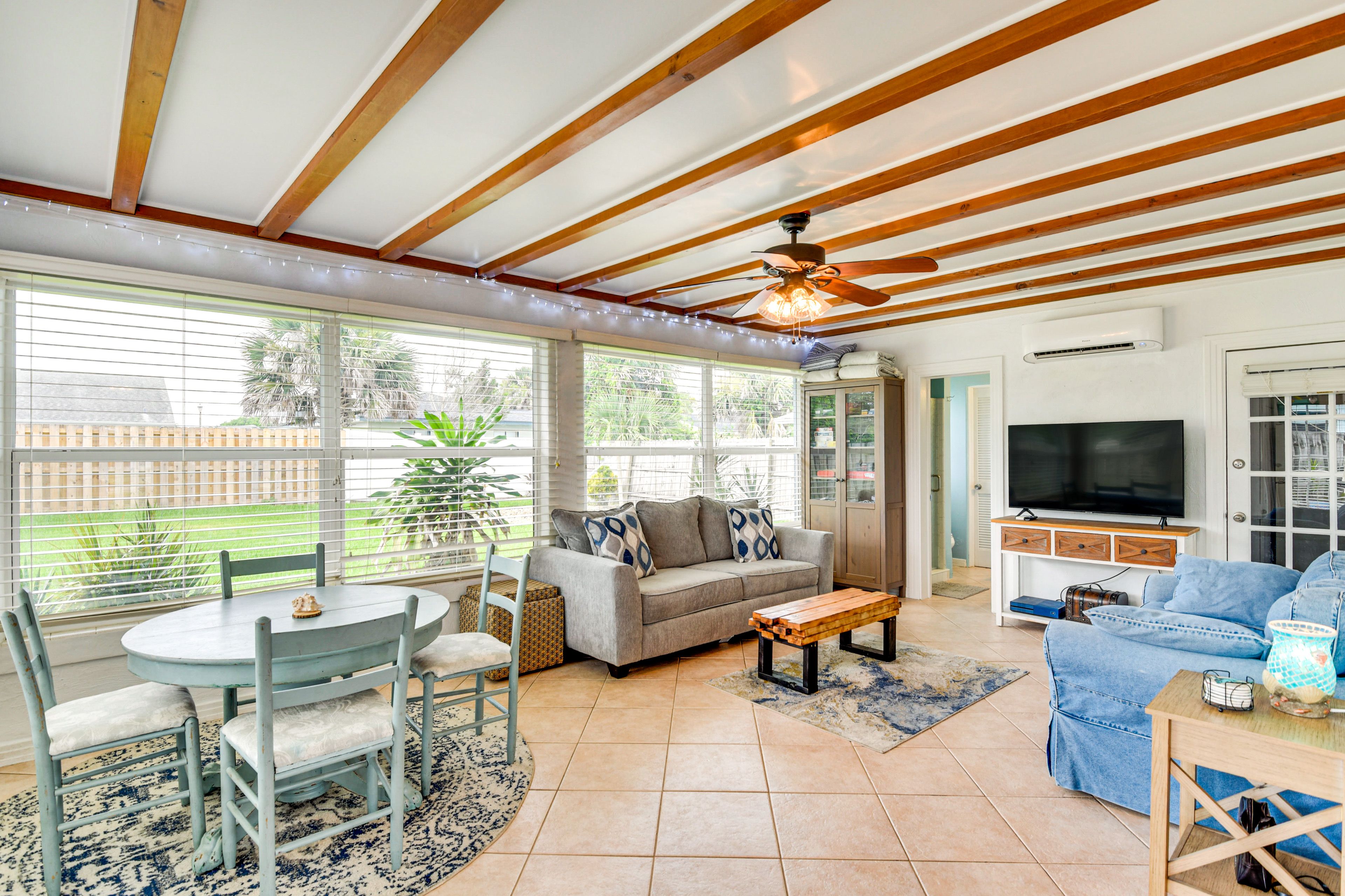 Living Room | Queen Sleeper Sofa | Dining Area | Smart TV | Board Games