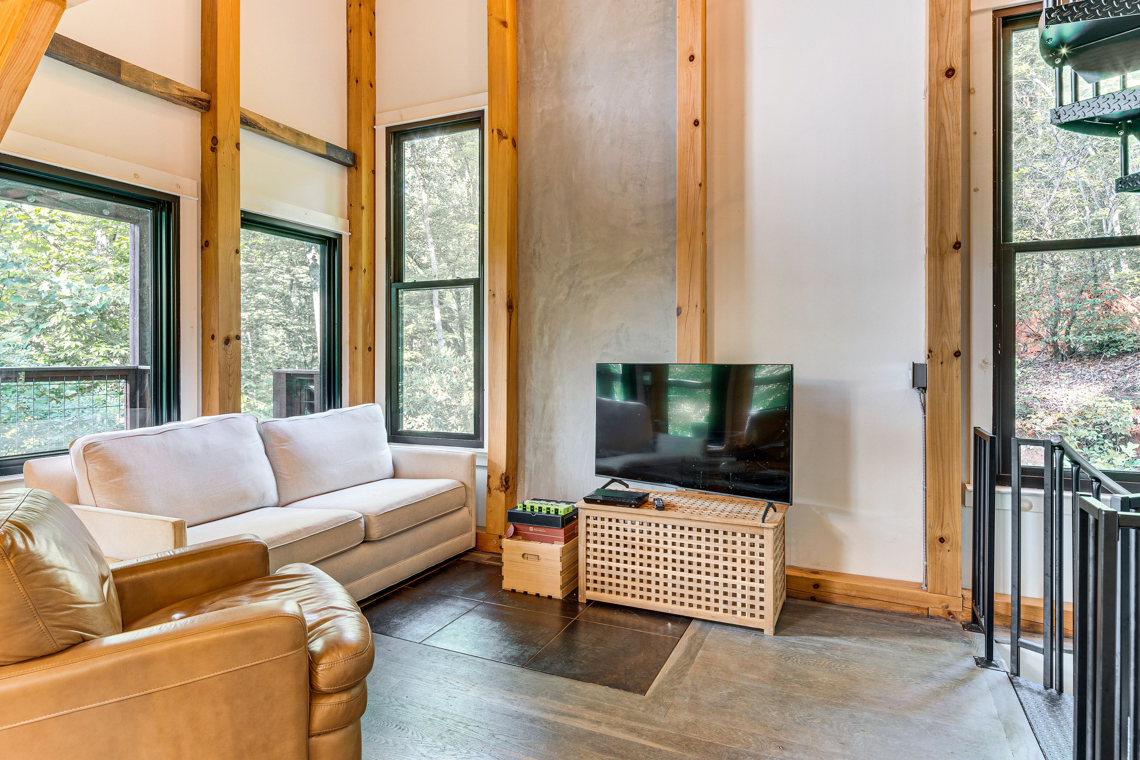 Living Room | Free WiFi | Smart TV | 2nd Floor