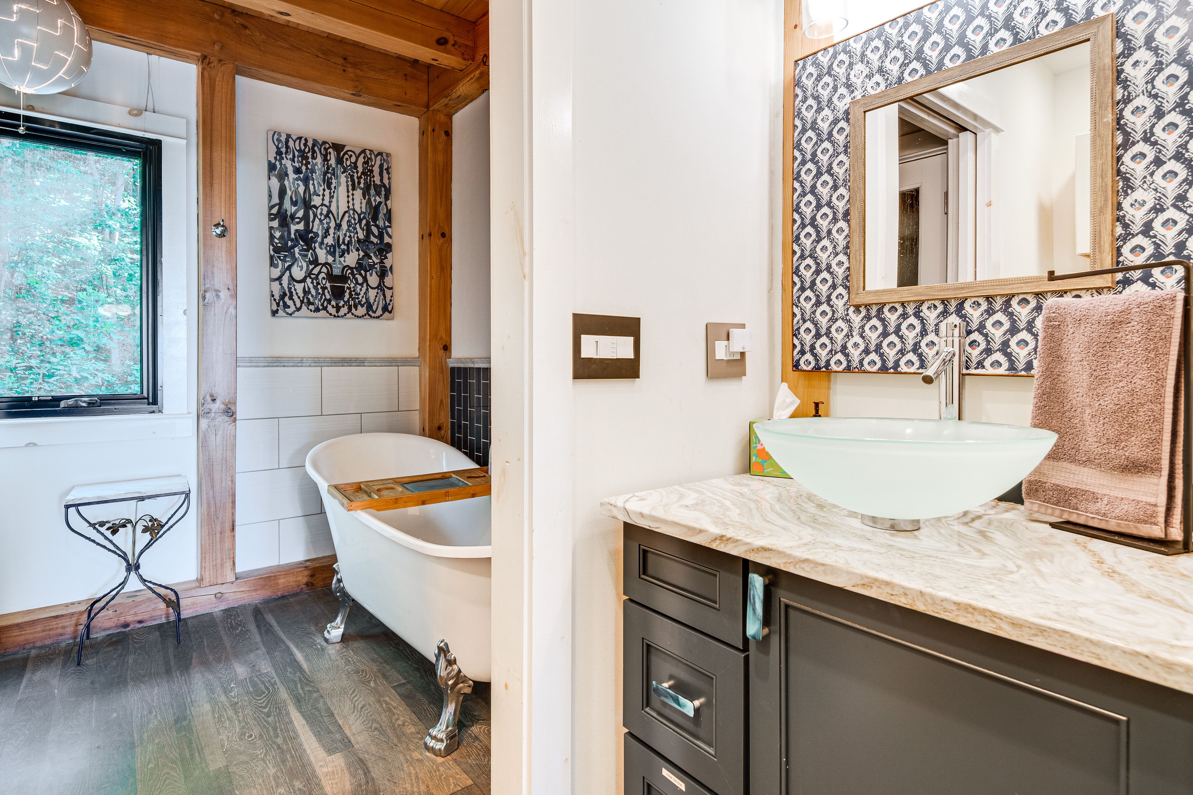 Full Bathroom | Towels Provided | 2nd Floor