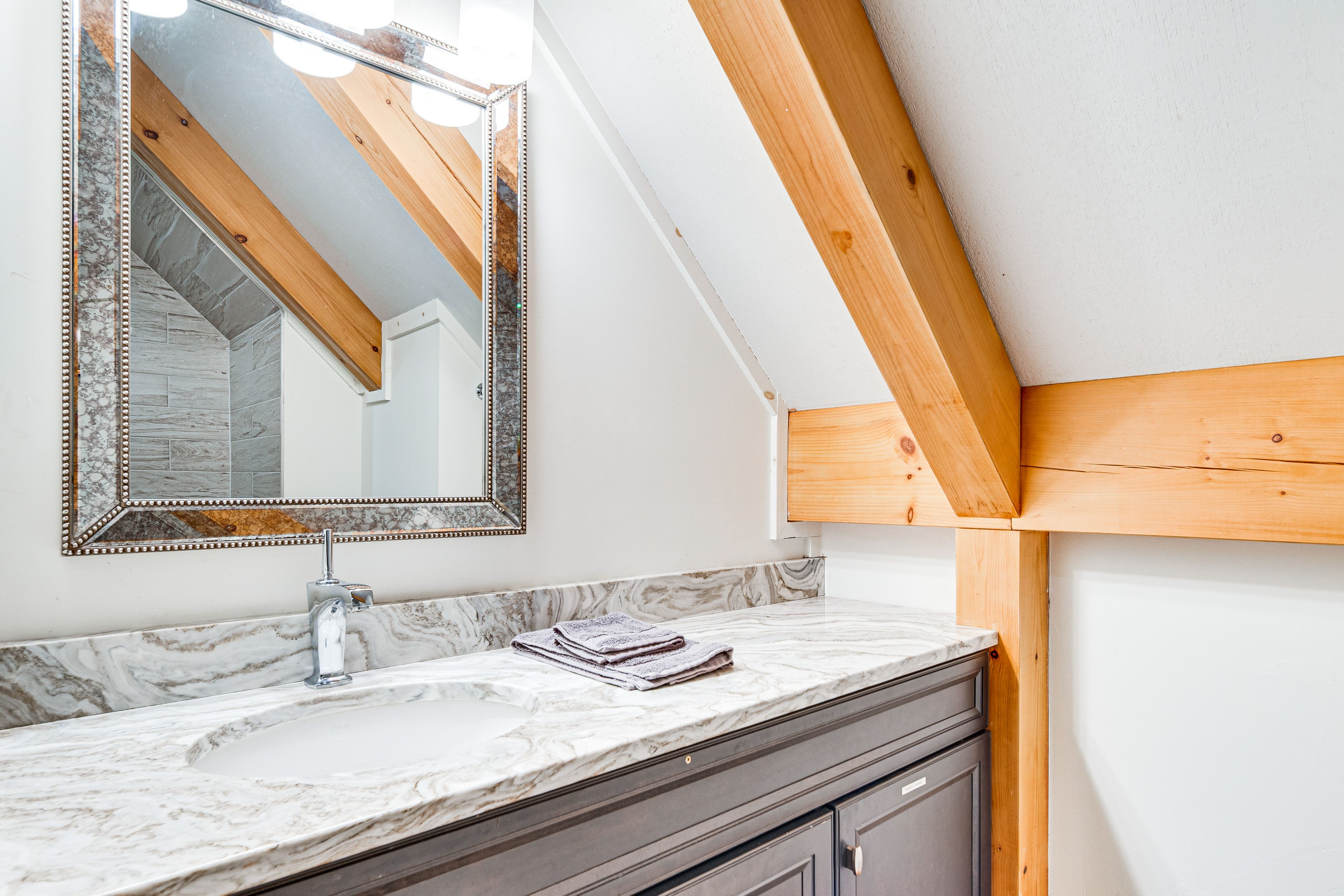Full Bathroom | 3rd Floor