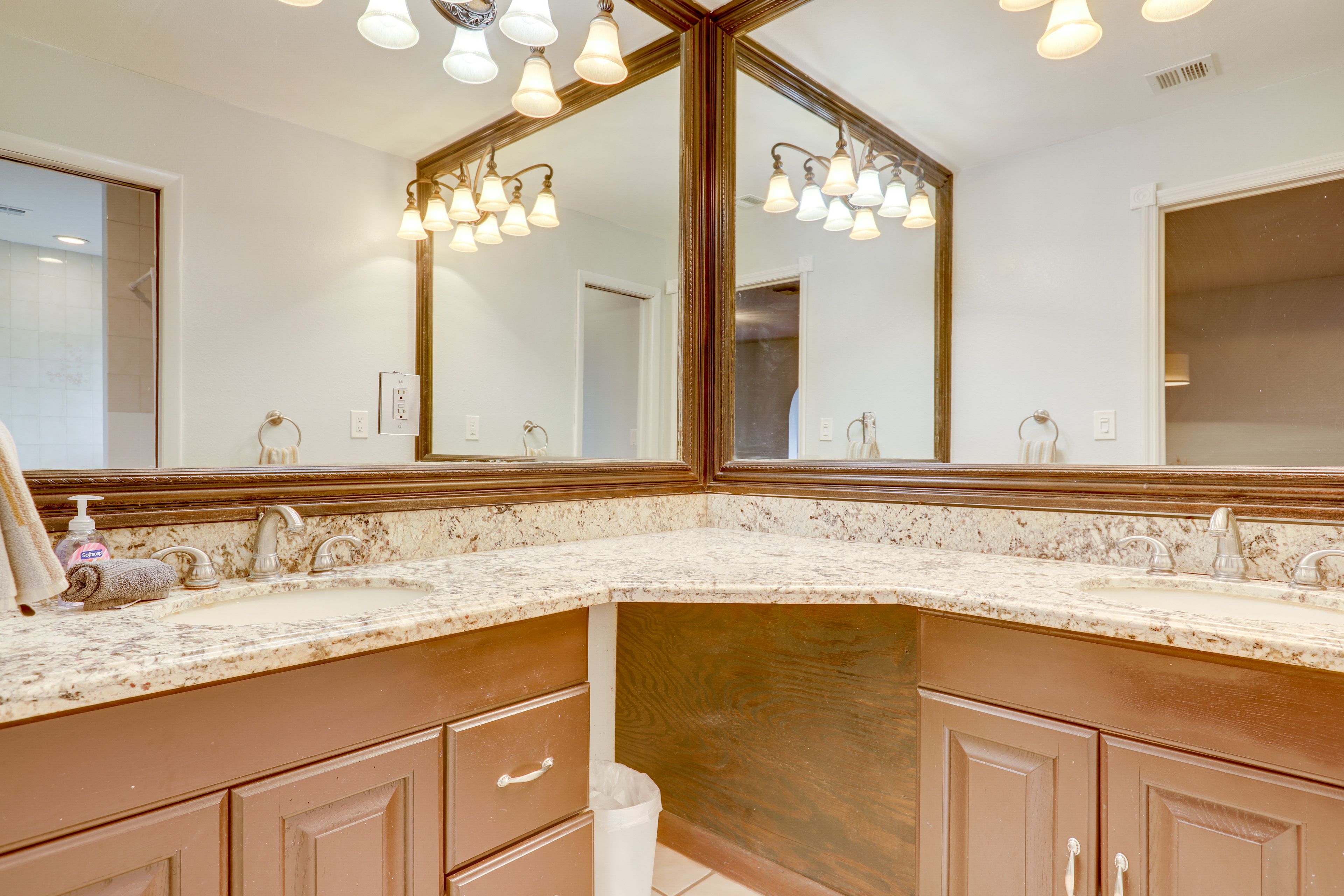 En-Suite Bathroom | 2nd Floor | Jetted Tub | Towels Provided