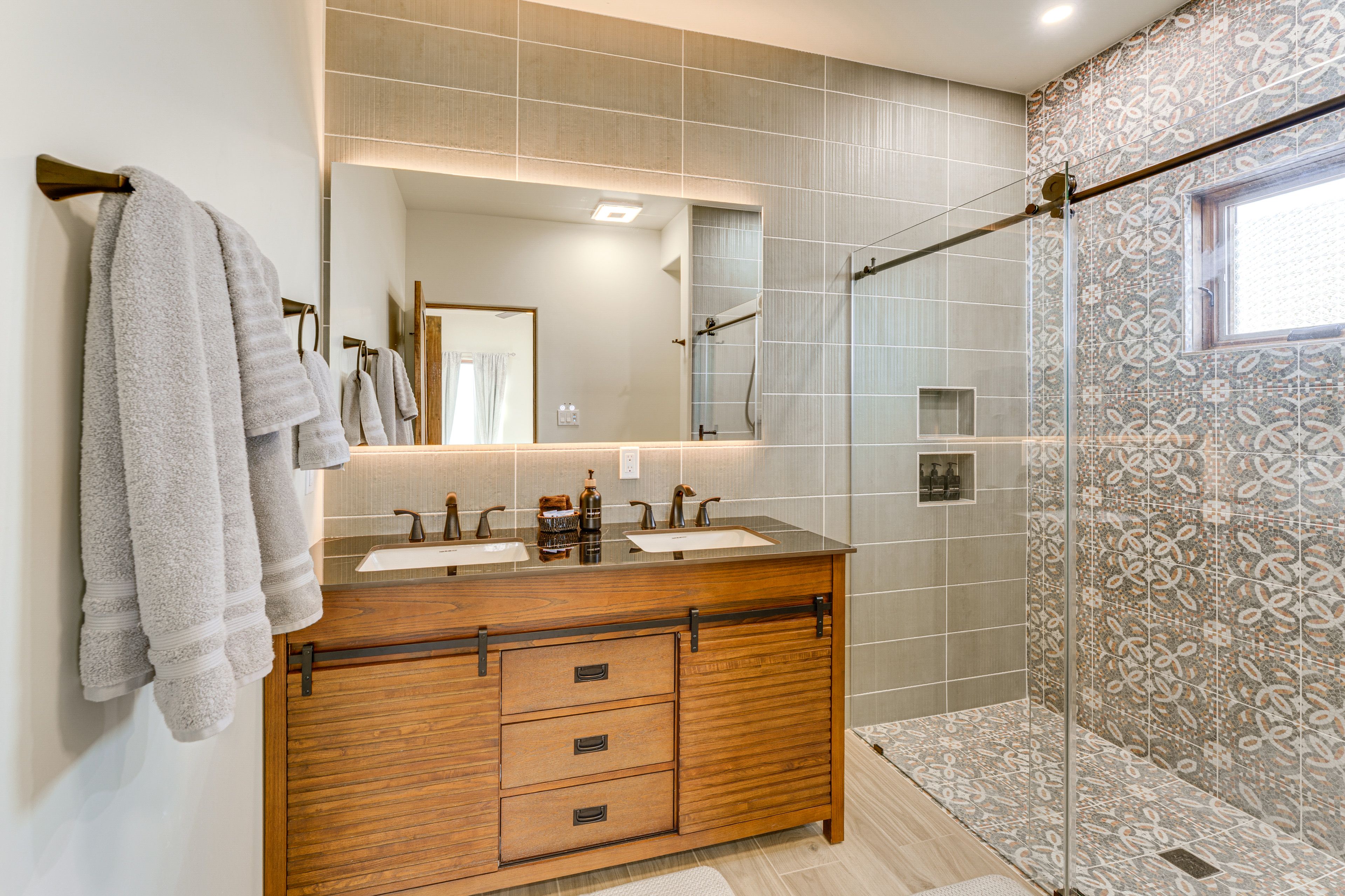 Full Bathroom | Towels Provided