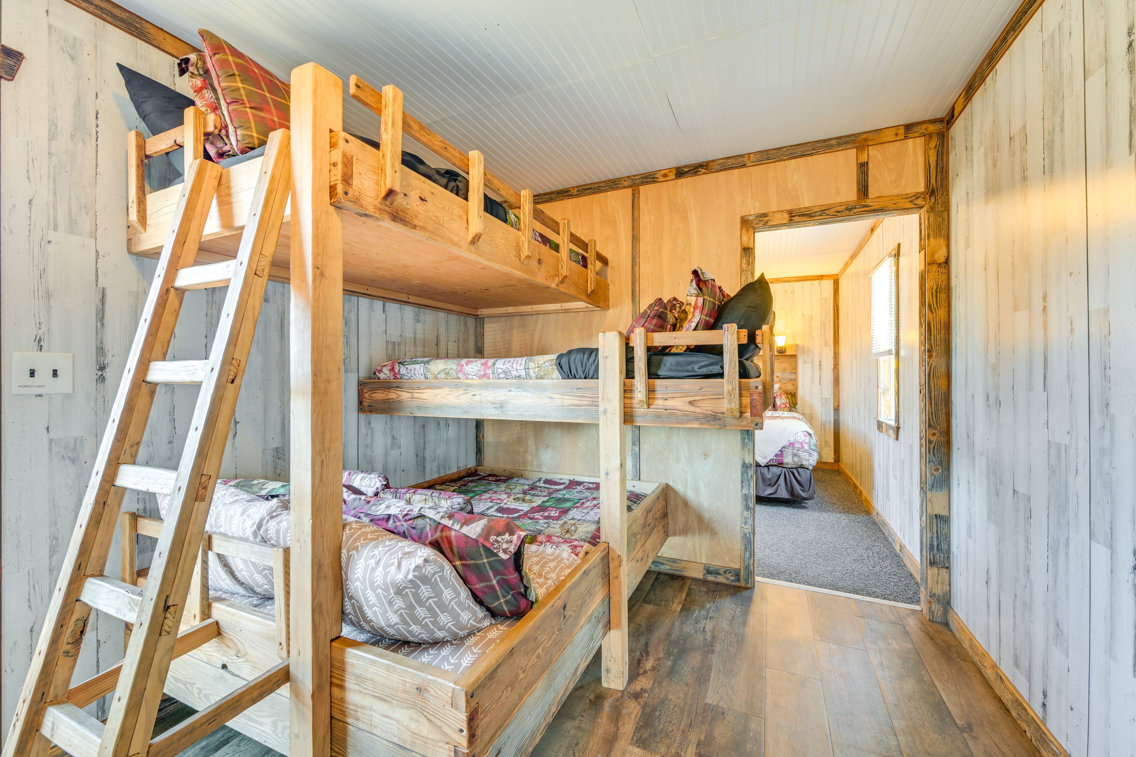 Sleeping Nook | Triple Twin/Twin/Full Bunk Bed | Flat-Screen TV