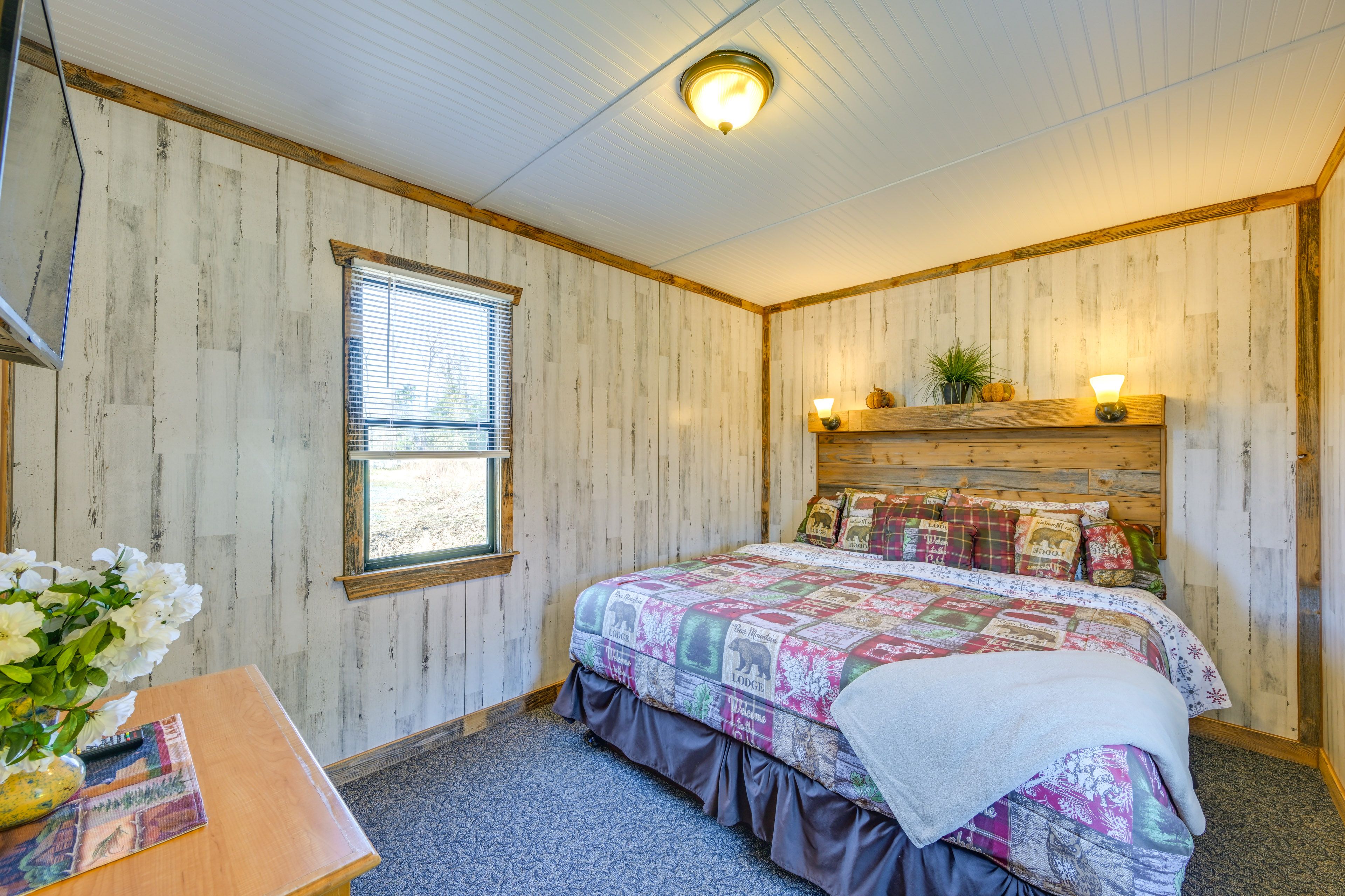 Bedroom | King Bed | Flat-Screen TV