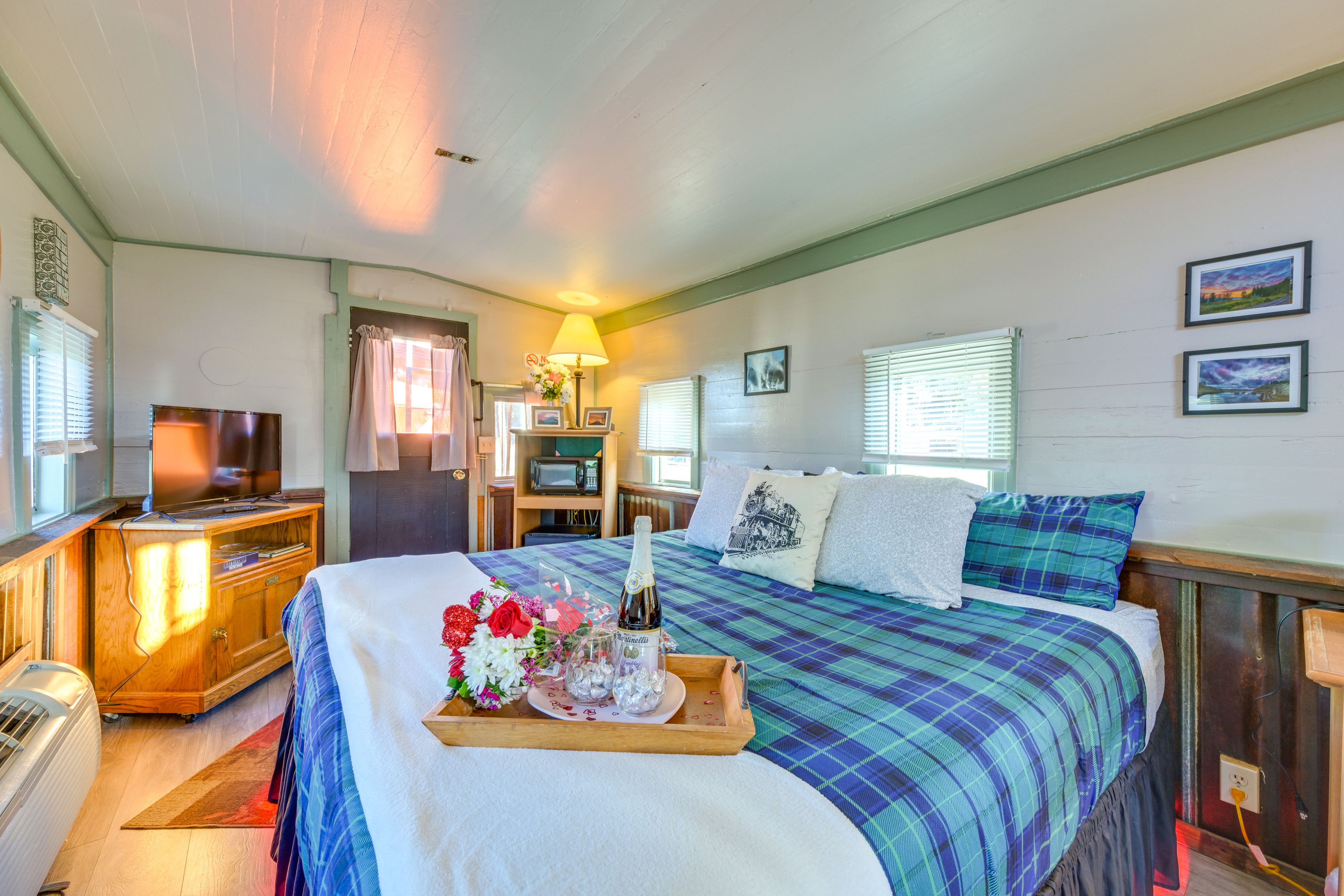 Studio | Jetted Tub | Desk