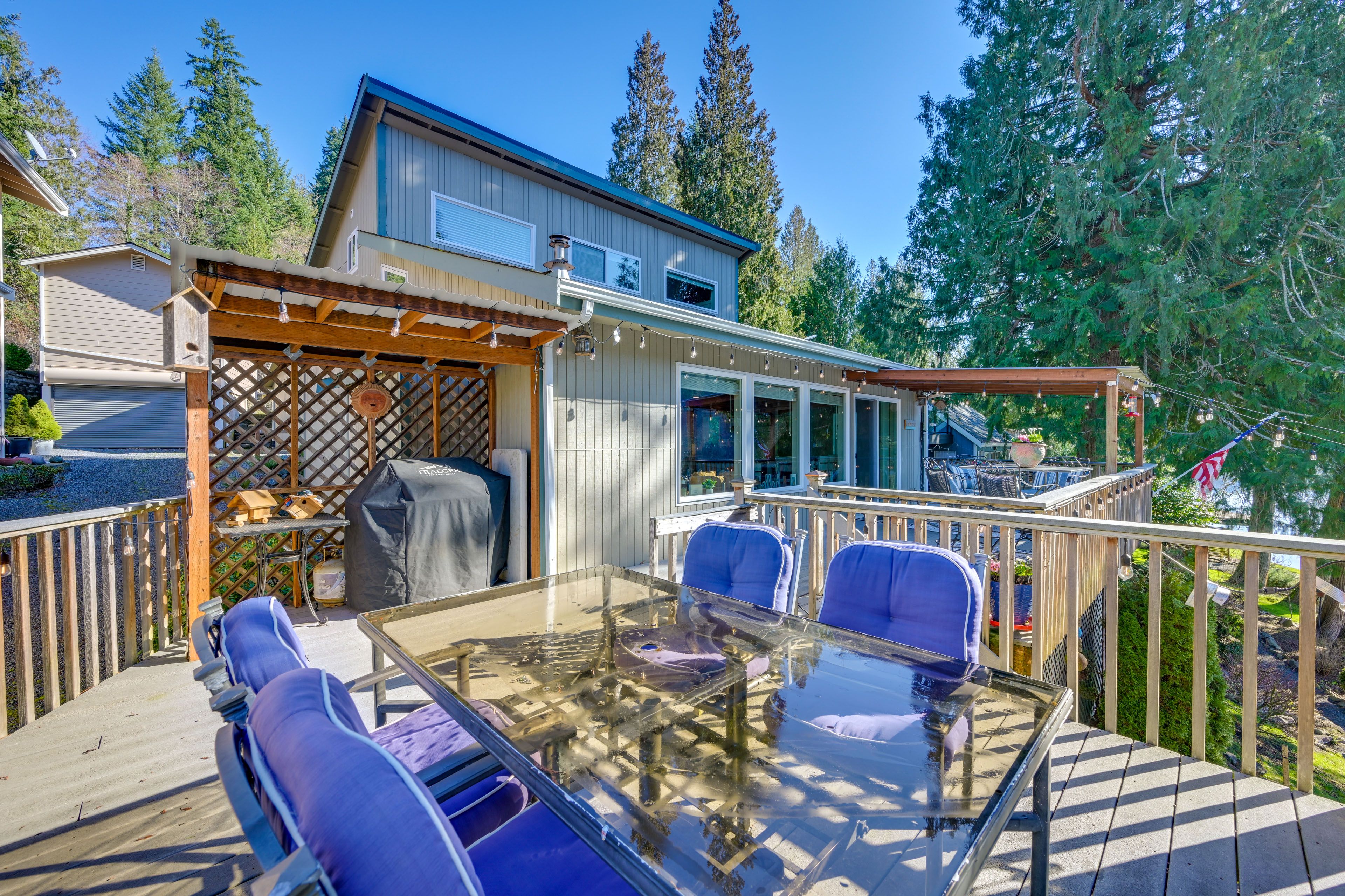 Deck | Gas Grill | Outdoor Dining Set