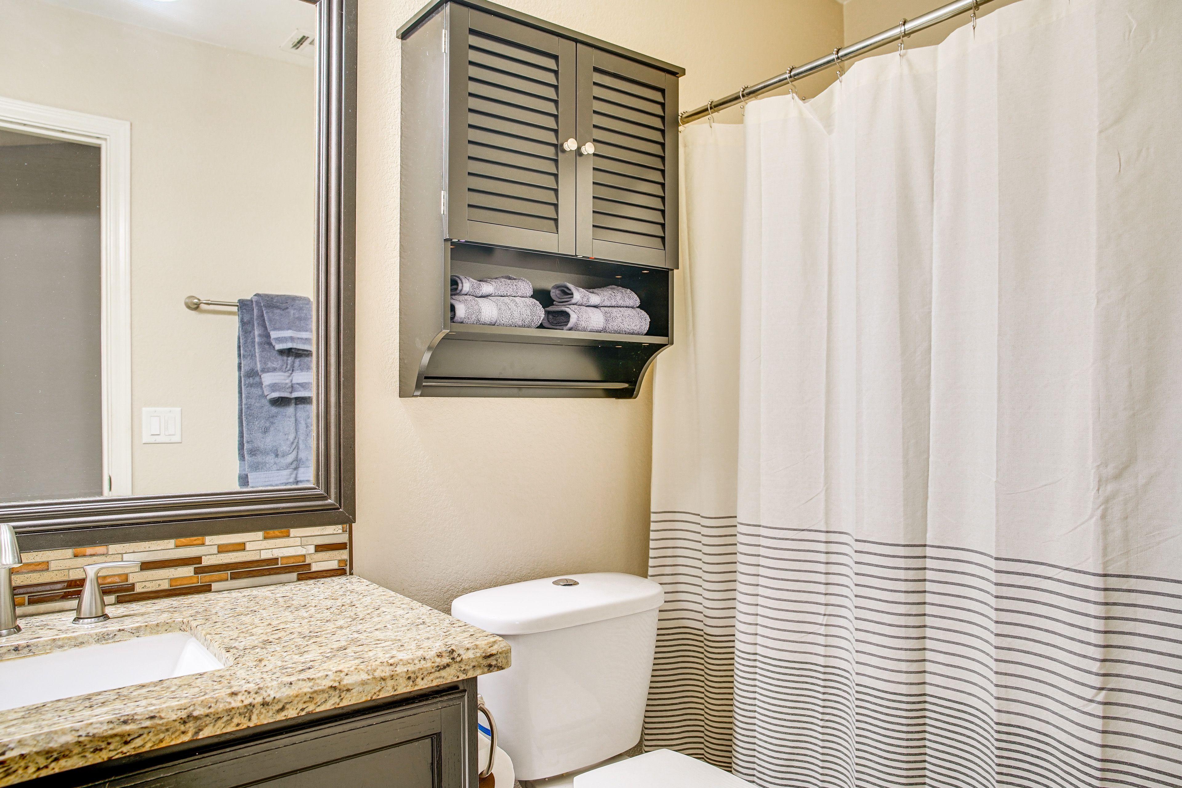 Full Bathroom | Towels Provided