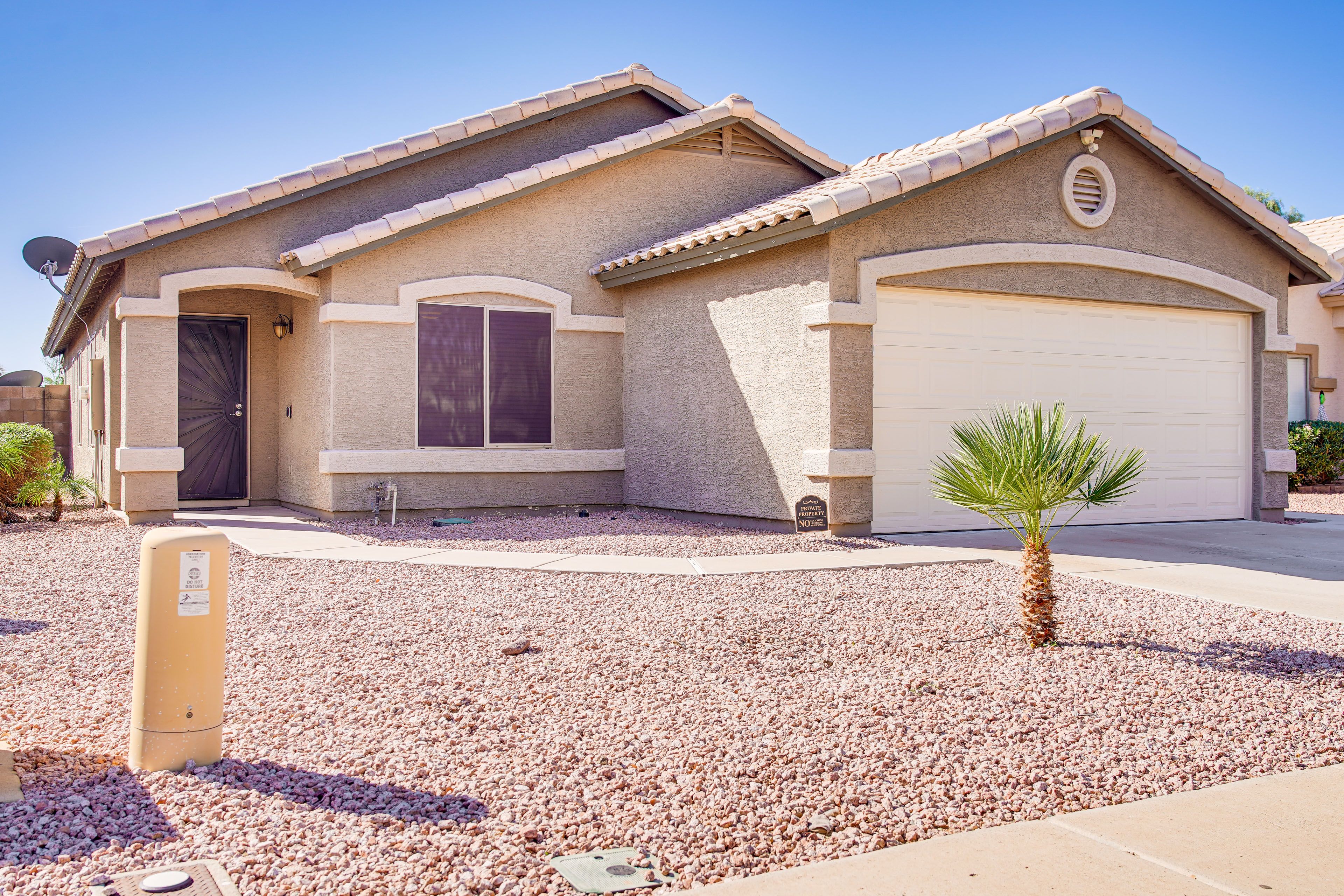 Home Exterior | Parking | Driveway (2 Vehicles)