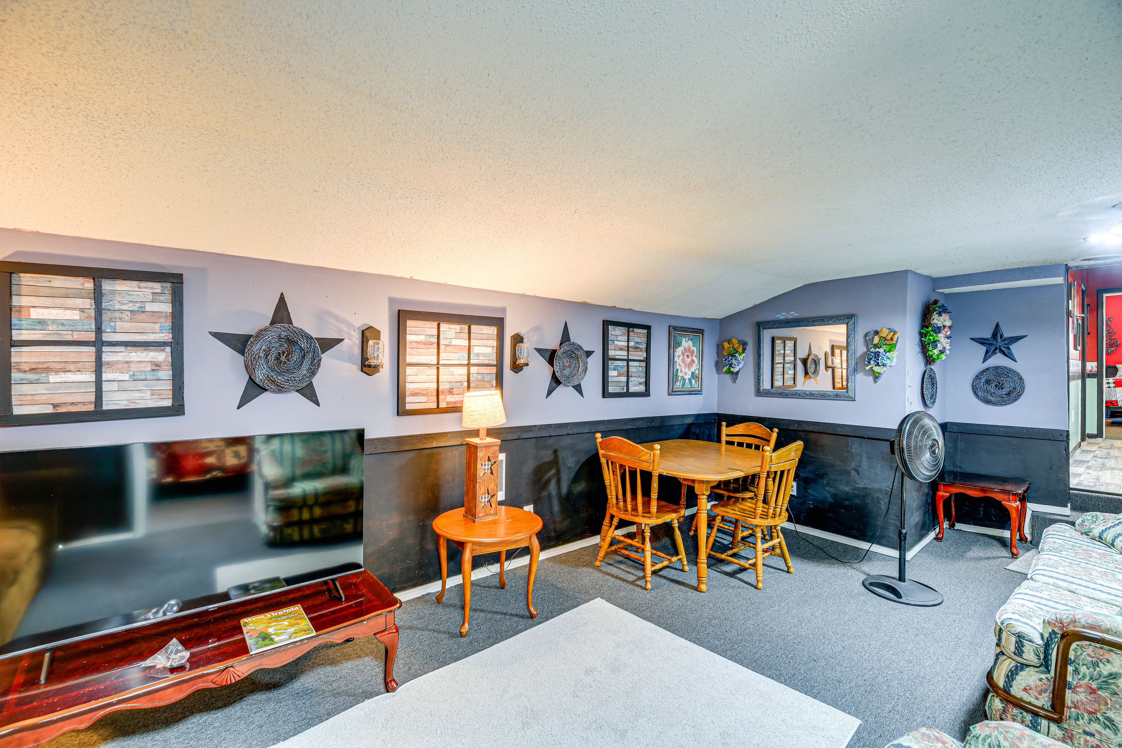 Living Room | 2 Sleeper Sofas | Free WiFi | Central & Window A/C