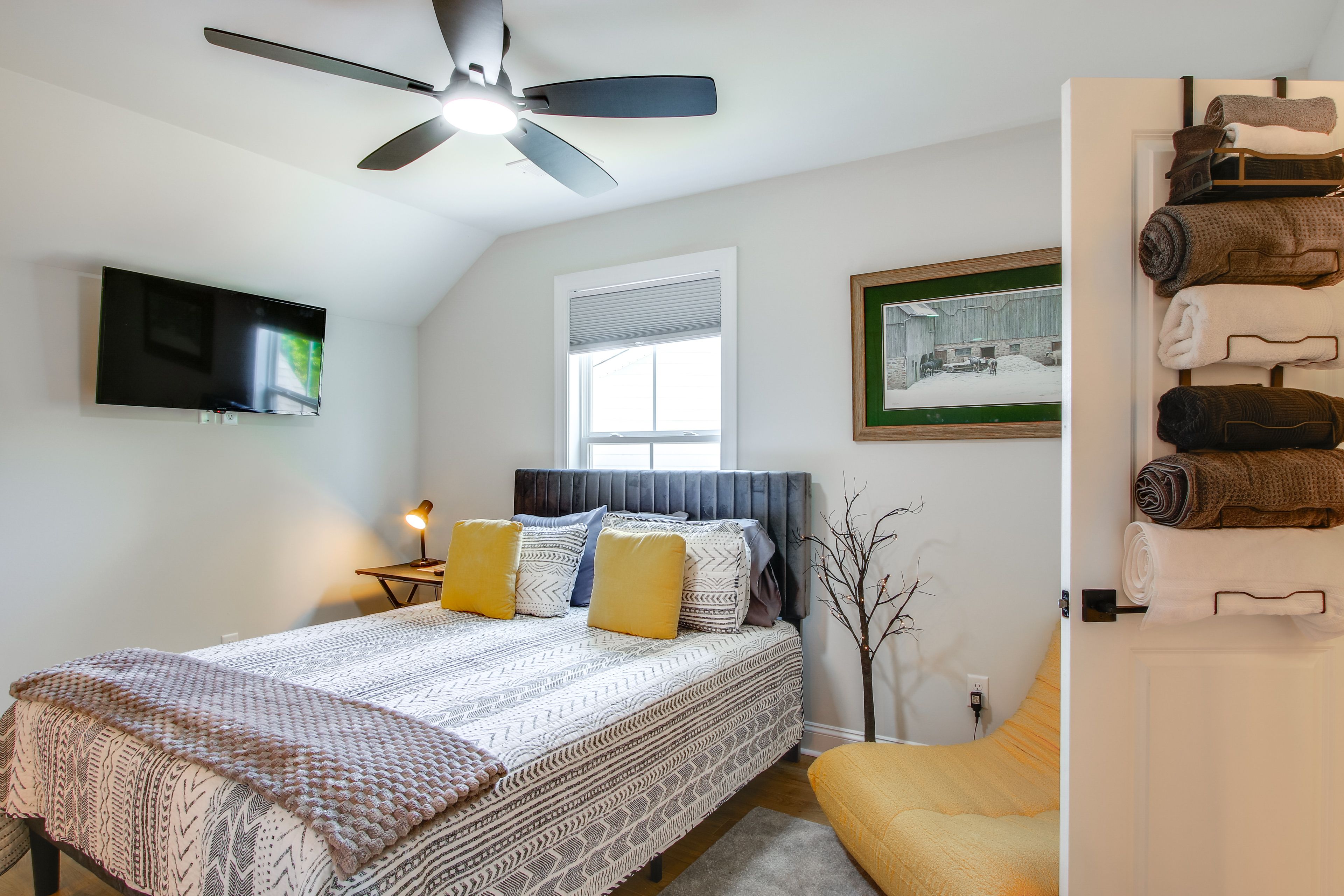 Bedroom 2 (Loft) | 2nd Floor | Queen Bed | Smart TV