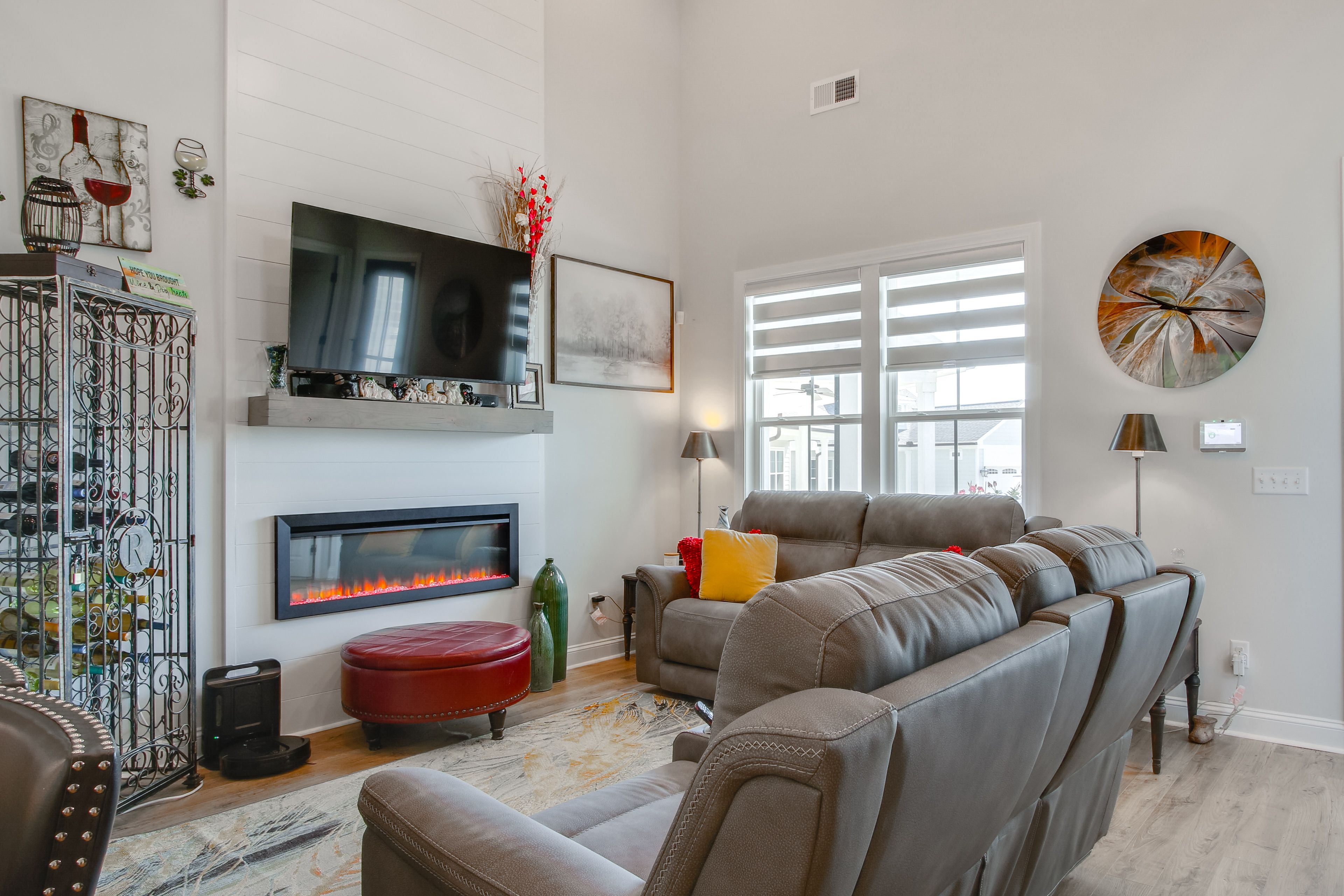 Living Room | 1st Floor | Smart TV | Free WiFi | Electric Fireplace