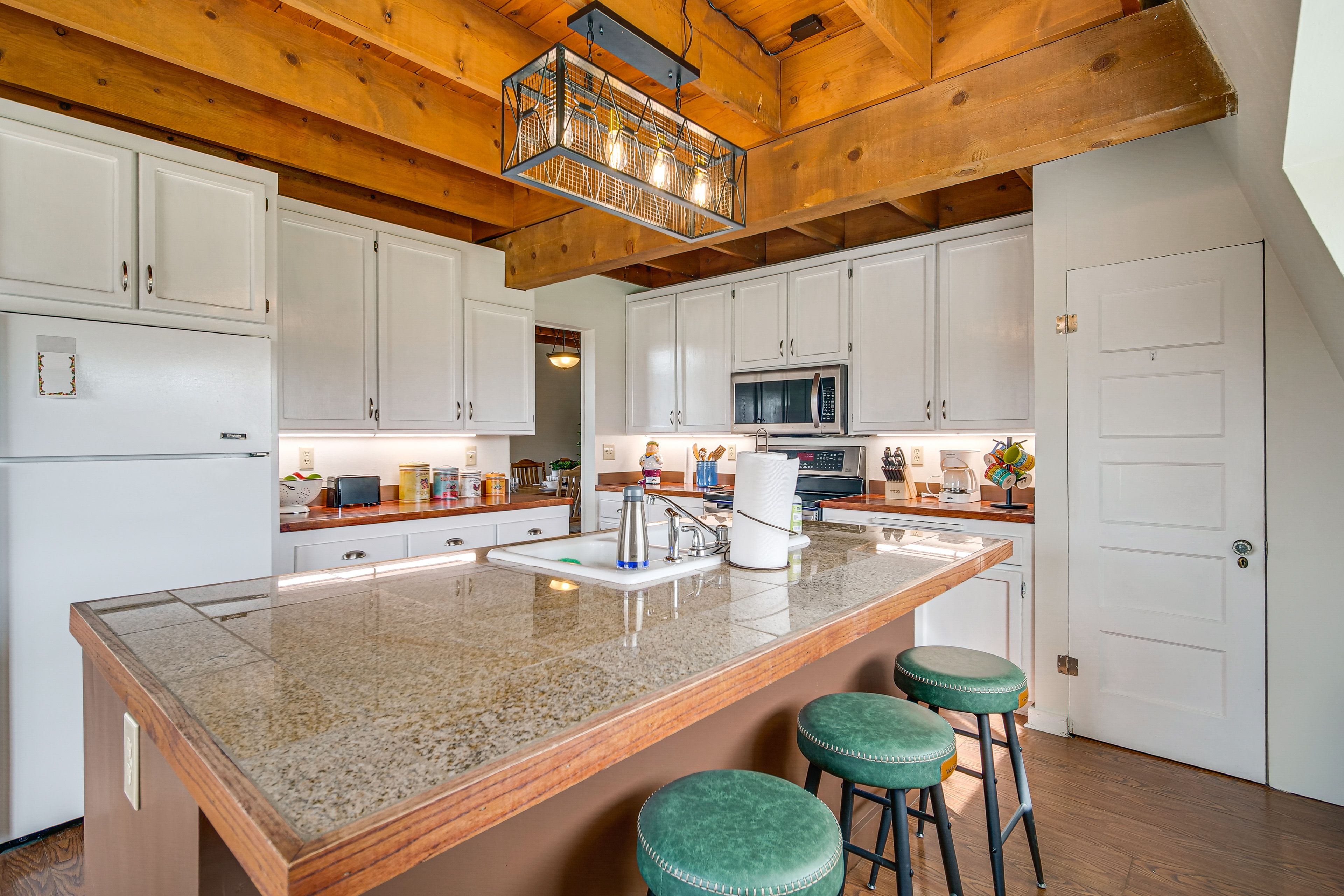 Kitchen | Breakfast Bar | Dishwasher | 1st Floor