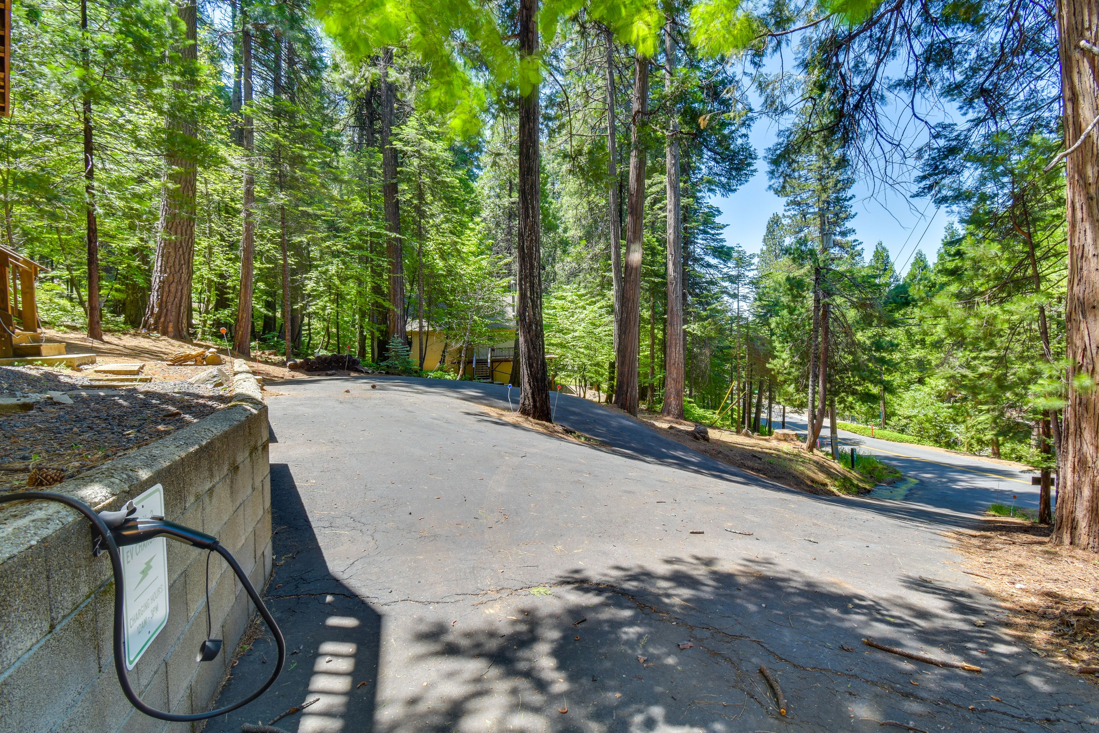 Parking | Driveway (3 Vehicles) | EV Charger