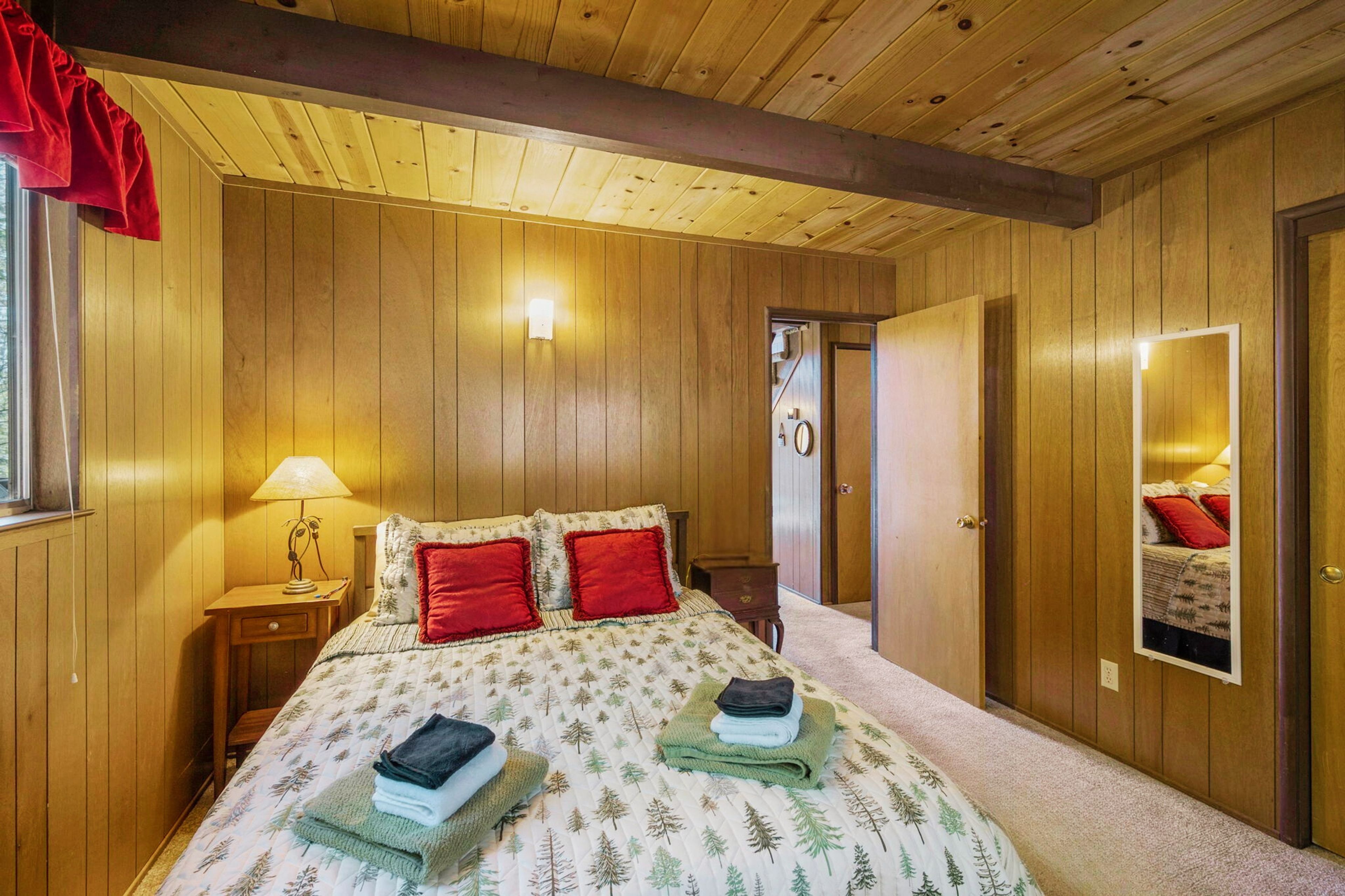 Bedroom 1 | Queen Bed | Main Level
