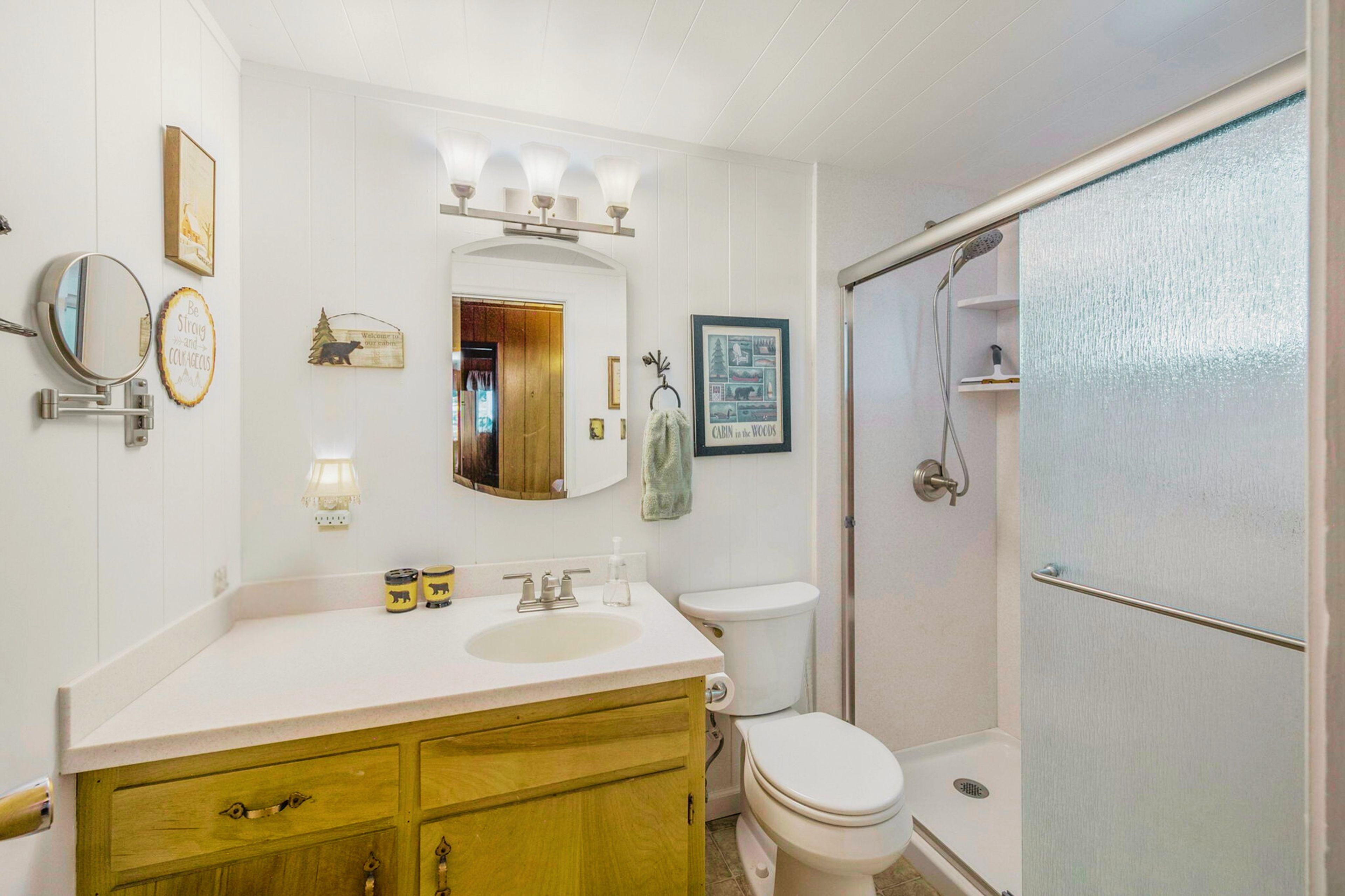 Full Bathroom | Towels Provided | Main Level