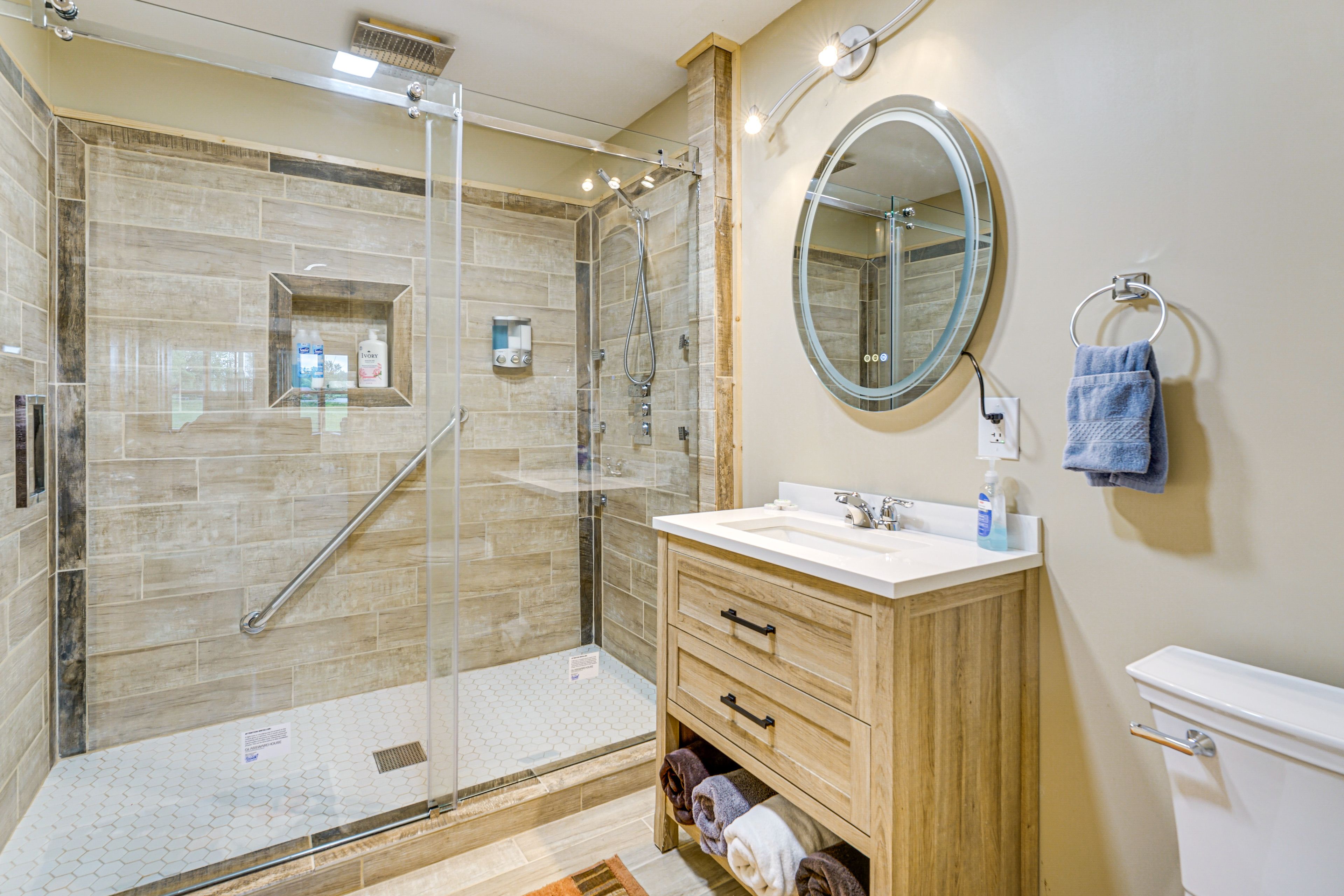 Full Bathroom | Towels Provided | Complimentary Toiletries