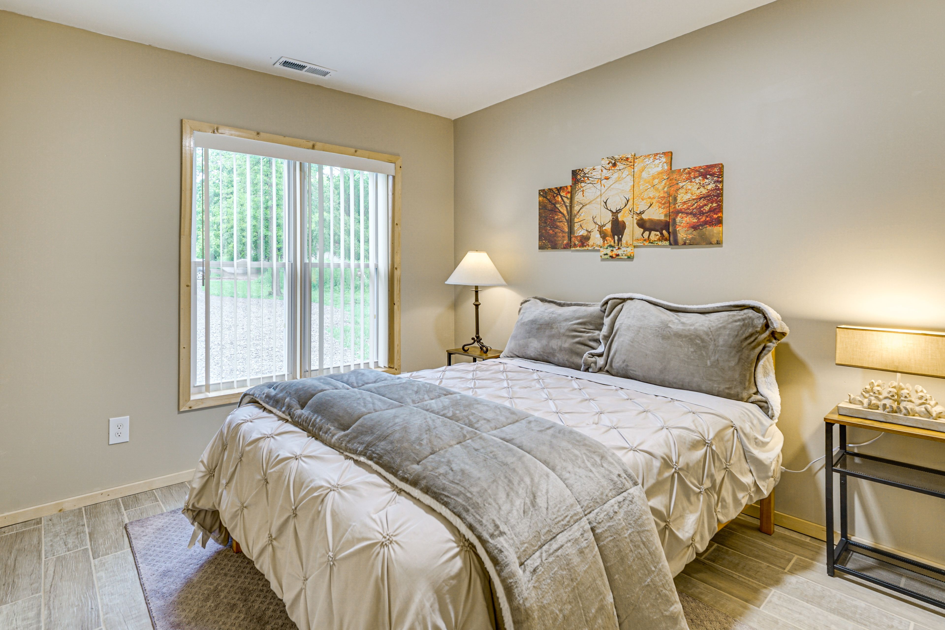 Bedroom 1 | Queen Bed | Smart TV