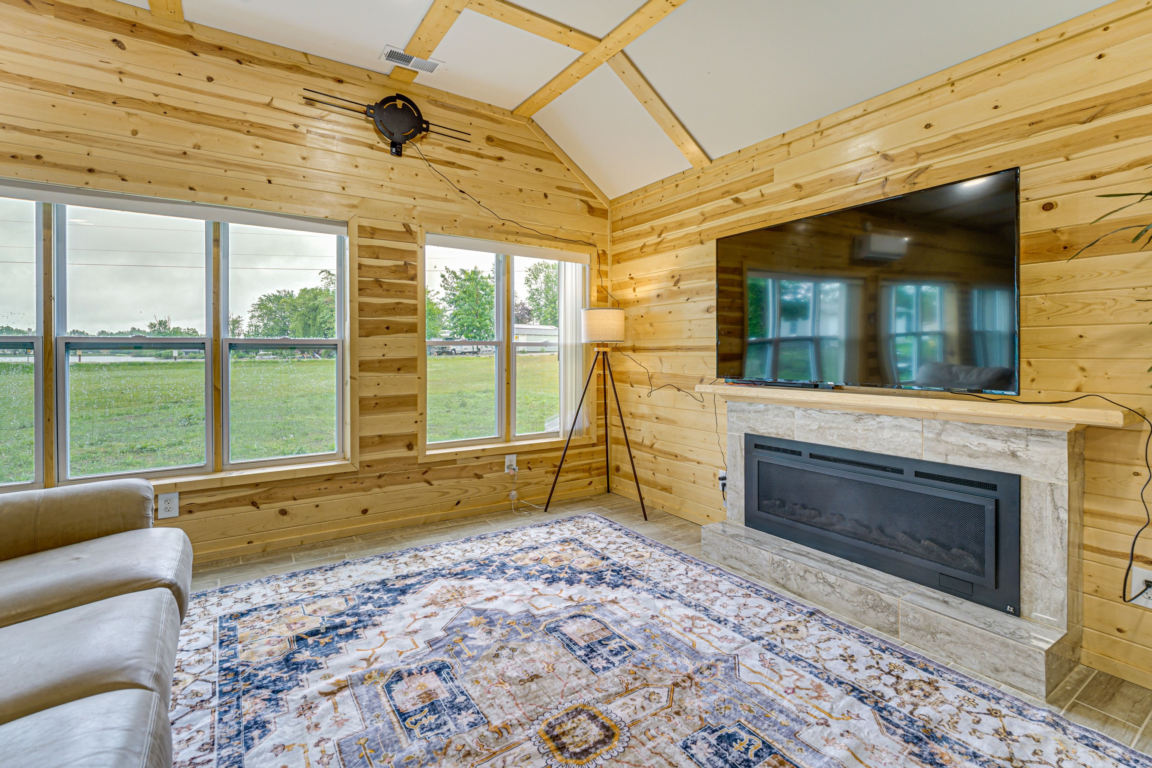 Living Room | Smart TV | Fireplace